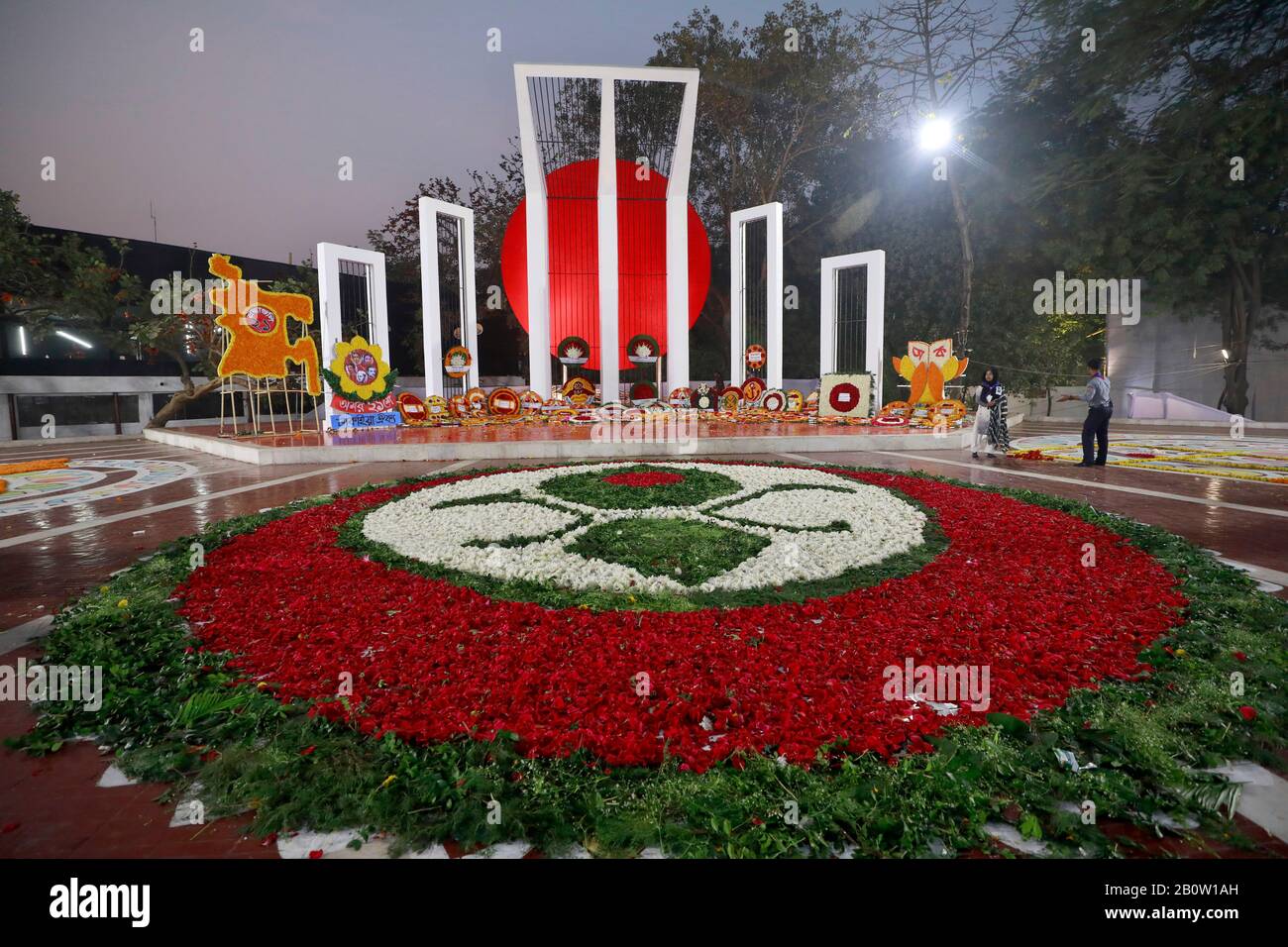 Dhaka, Bangladesh - 21 février 2020: L'autel du Minar central de Shaheed à Dhaka est décoré de fleurs car la nation rend hommage au respect Banque D'Images