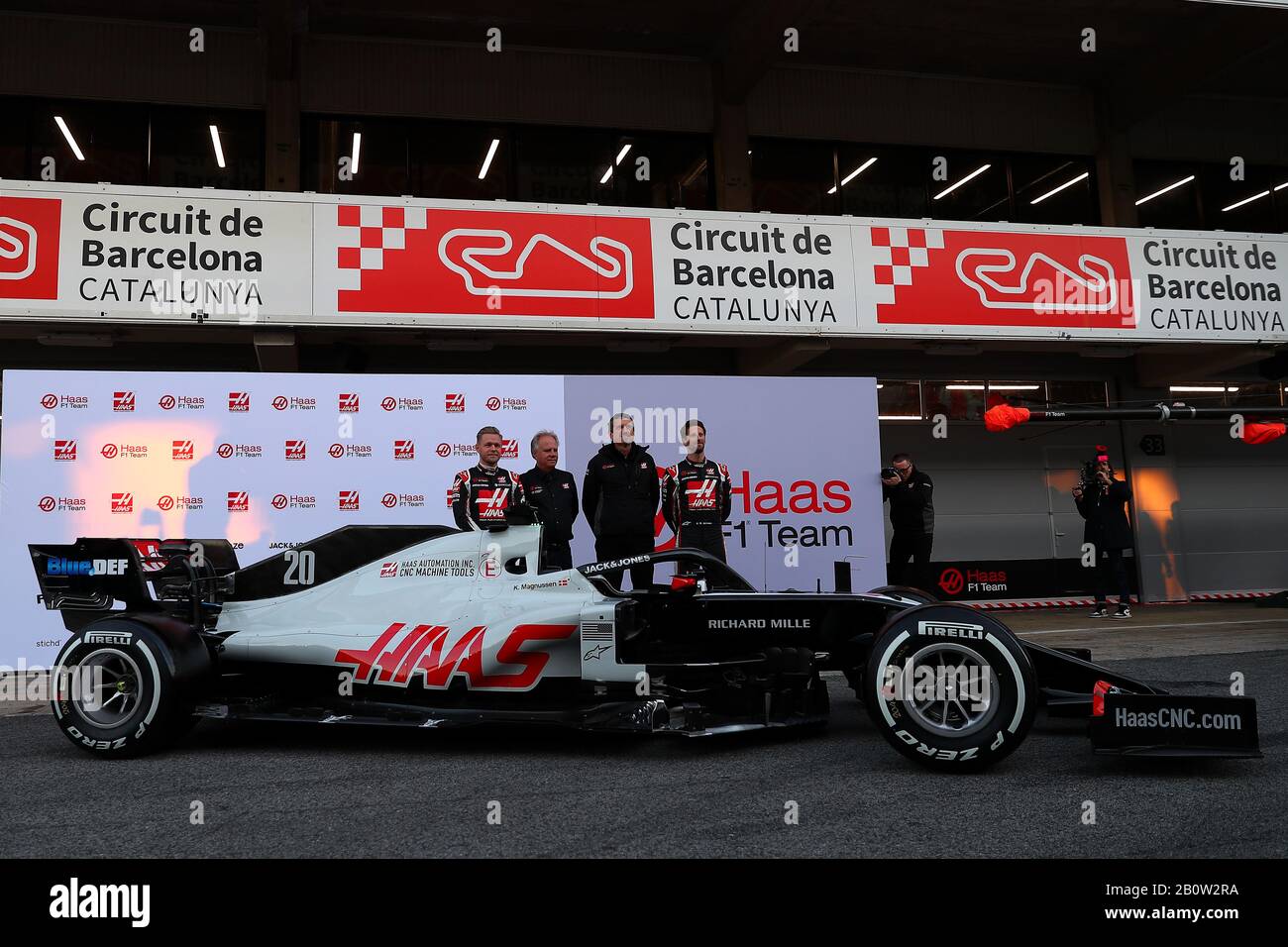 Team Haas a présenté la nouvelle voiture 2020 ; #08 Romain Grosjean, & Kevin Magnussen , Gene Haas Gunter Steiner; Haas F1 Team. Formule 1 Championnat du monde Banque D'Images