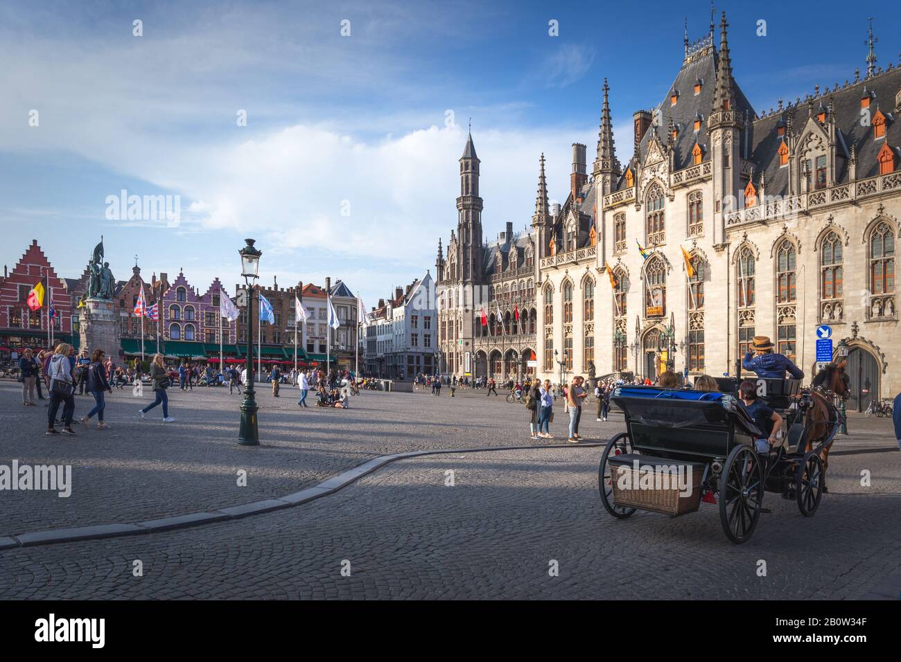 Cheval et touristes en piège pour une visite de la ville, Markt, Bruges, Belgique Banque D'Images