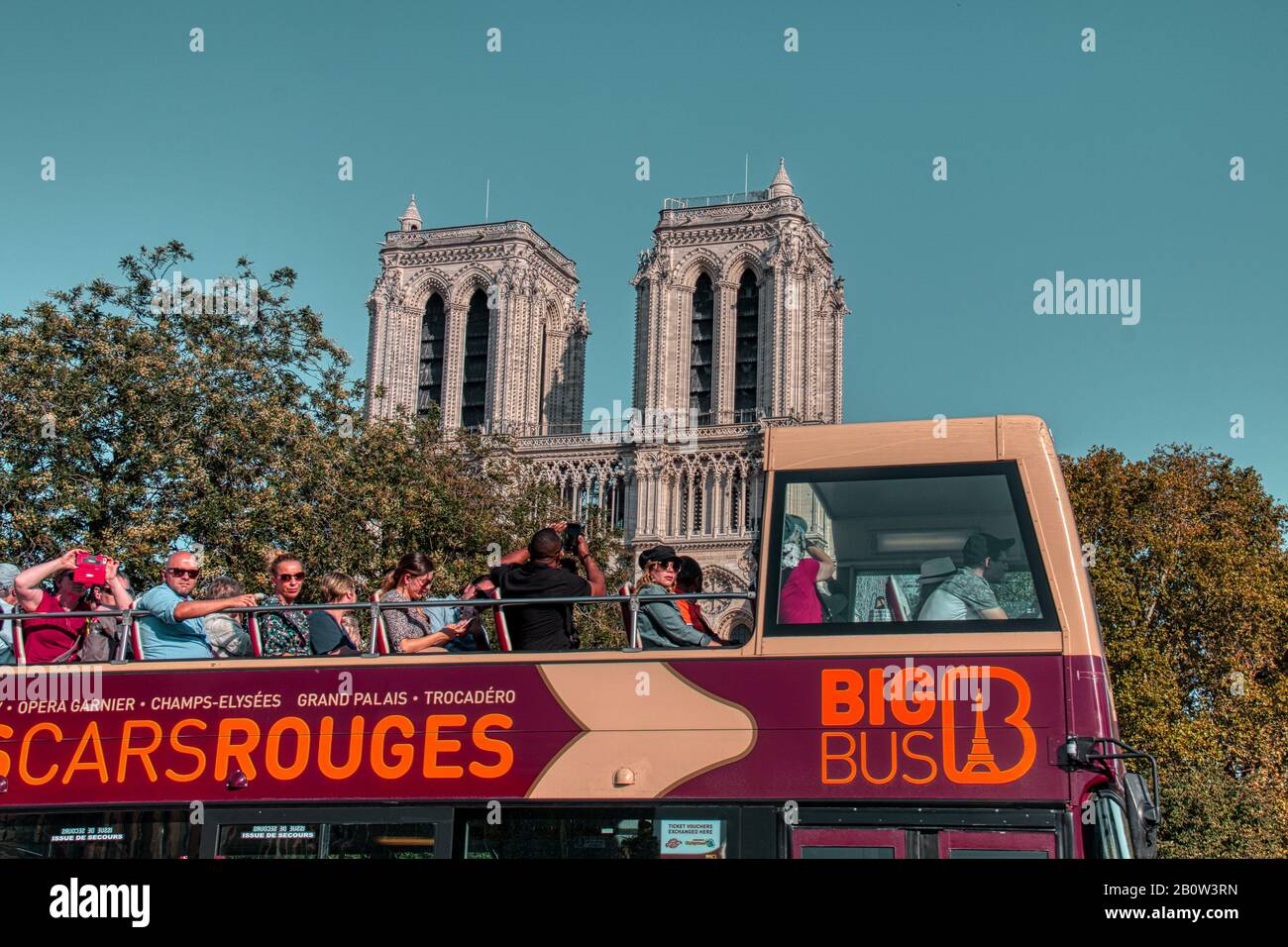 Paris sightseeing bus Banque de photographies et d’images à haute