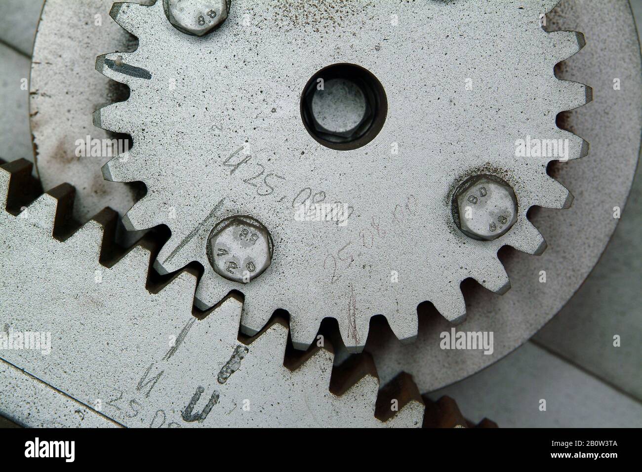 Gros plan sur l'ancienne roue à crémaillère en bois dans une usine abandonnée. Banque D'Images