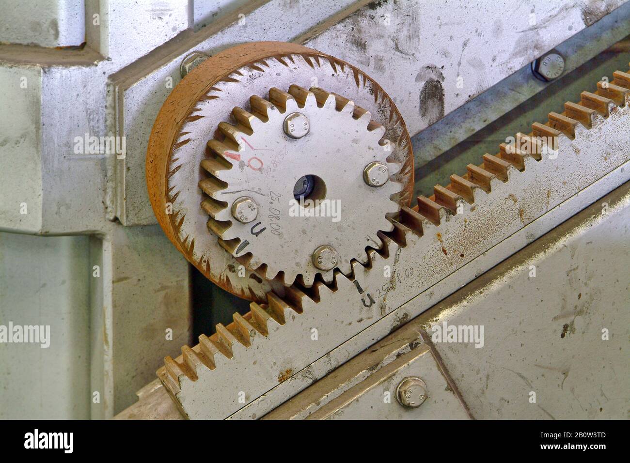 Gros plan sur l'ancienne roue à crémaillère en bois dans une usine abandonnée. Banque D'Images