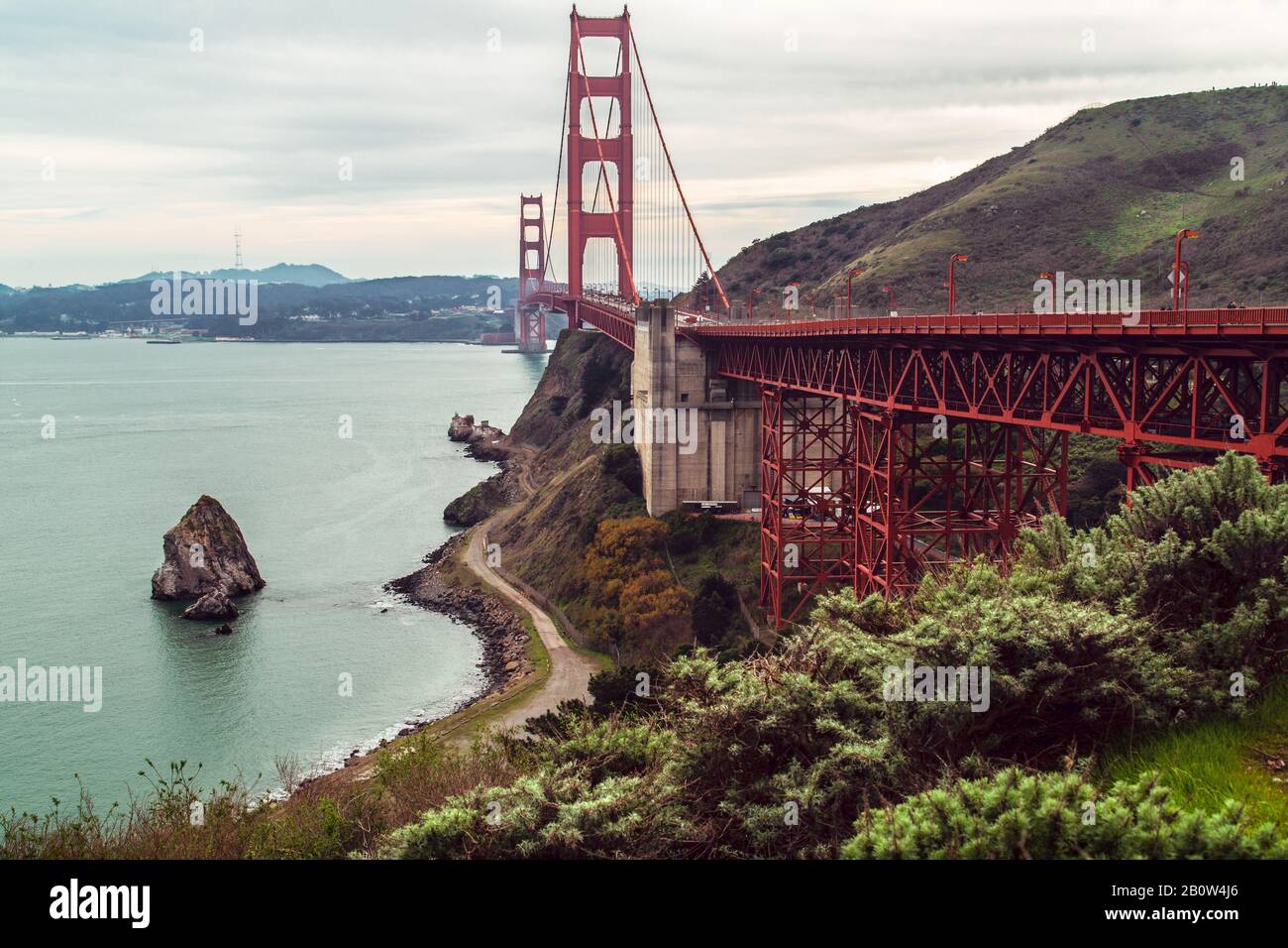 C'est tout simplement l'une des structures les plus étonnantes de tous les temps. Agréable et magnifique dans tous les aspects, le Golden Gate Bridge Banque D'Images