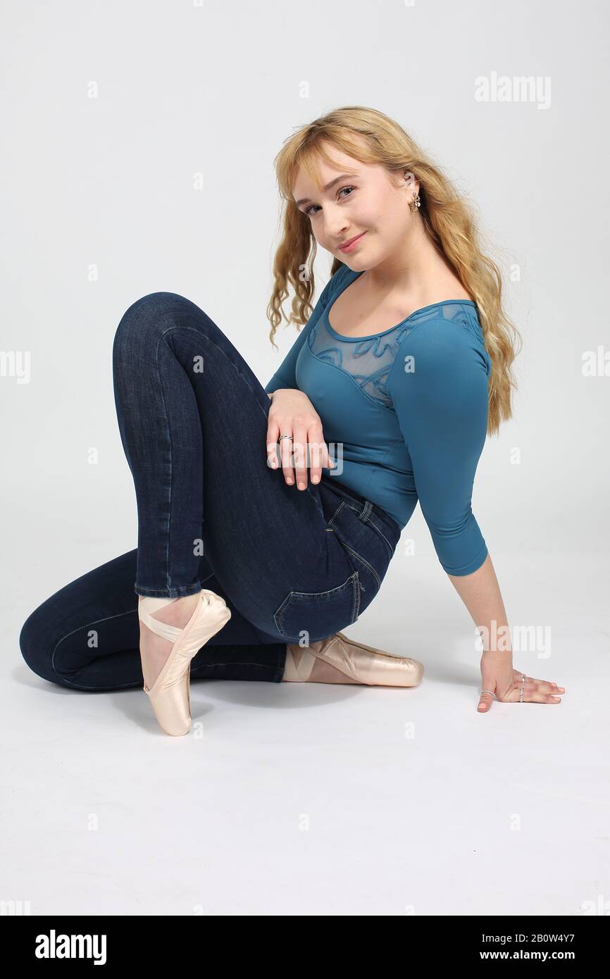 Danseuse de ballet dans le studio Banque D'Images