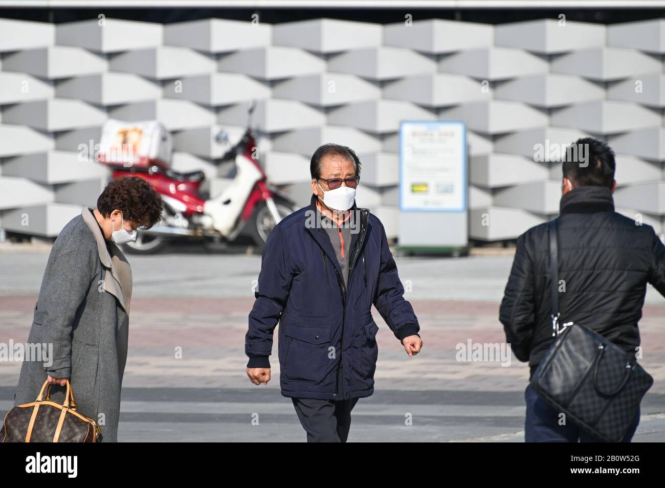 Daegu, Corée Du Sud. 21 février 2020. Les gens marchent sur une place portant des masques de visage à Daegu, Corée du Sud, le vendredi 21 février 2020. Vendredi, la ville était éveillée par une éruption de nouveau COVID-19. Photo de Thomas Maresca/UPI crédit: UPI/Alay Live News Banque D'Images