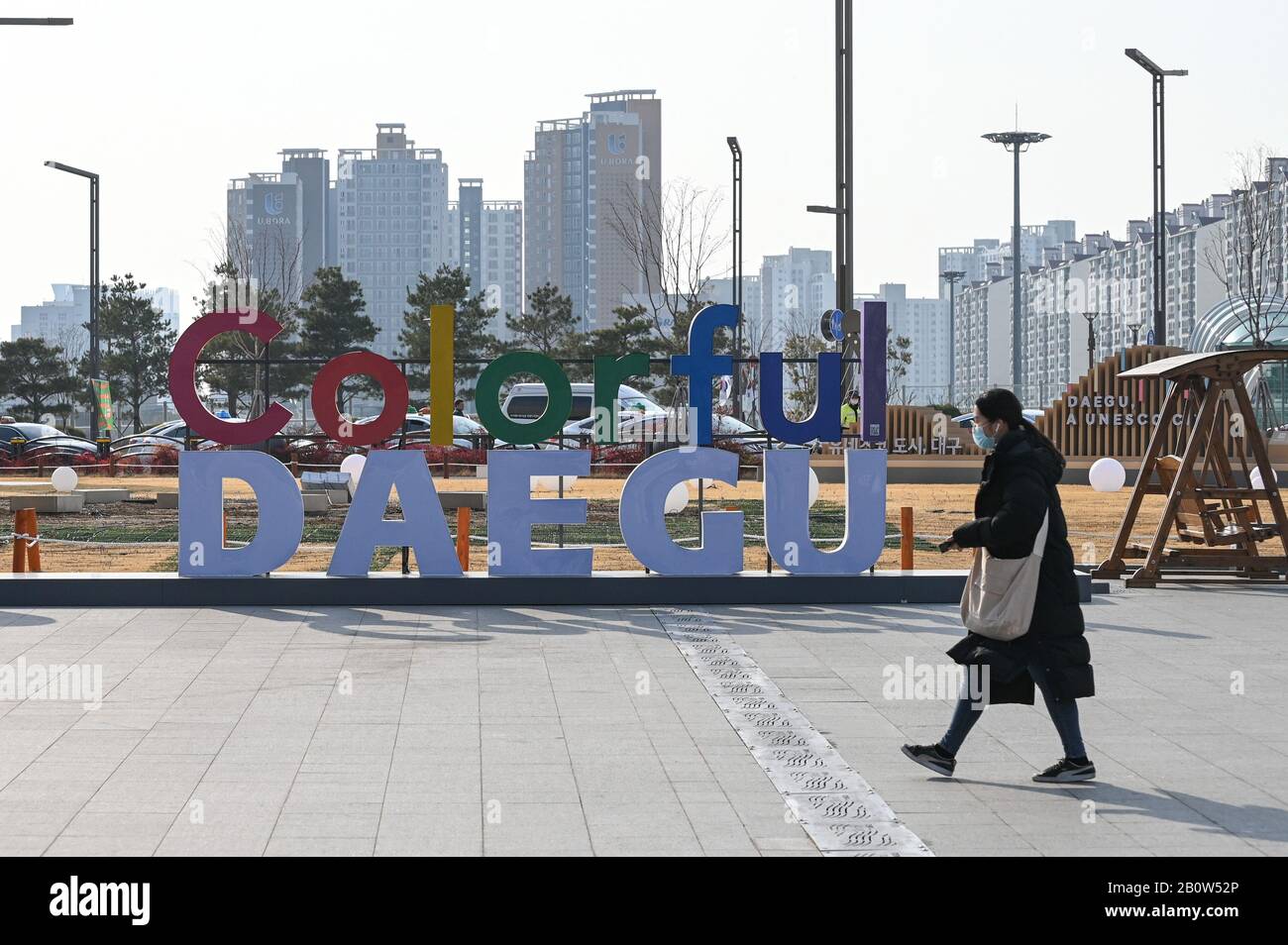 Daegu, Corée Du Sud. 21 février 2020. Une femme portant un masque de visage passé devant un panneau accueillant les visiteurs à Daegu à Daegu, Corée du Sud, le vendredi 21 février 2020. La majorité des cas de COVID-19 dans le pays ont été tracés à cette ville du sud-est. Photo de Thomas Maresca/UPI crédit: UPI/Alay Live News Banque D'Images