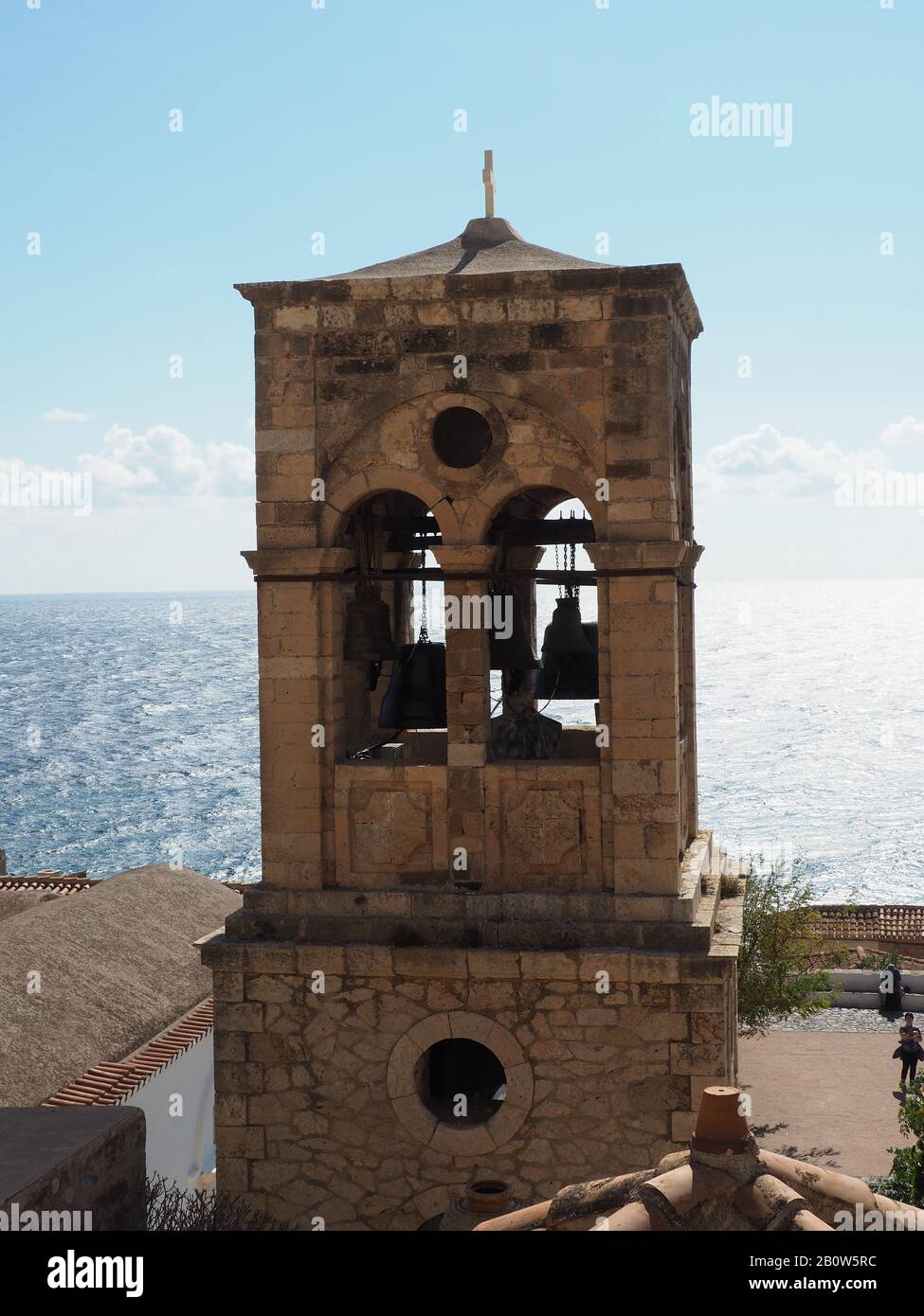 Elkomenos Christos église tour dans la ville fortifiée de Monemvasia, Laconia, Péloponnèse, Grèce sur fond d'une mer bleue Banque D'Images