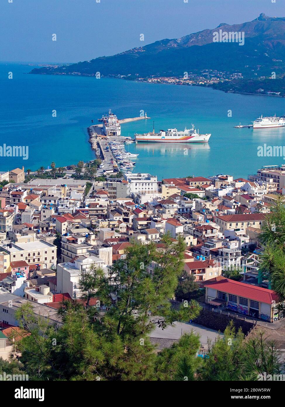 Vue sur la ville de Zakynthos avec port et jetée, île de Zakynthos, Grèce Banque D'Images