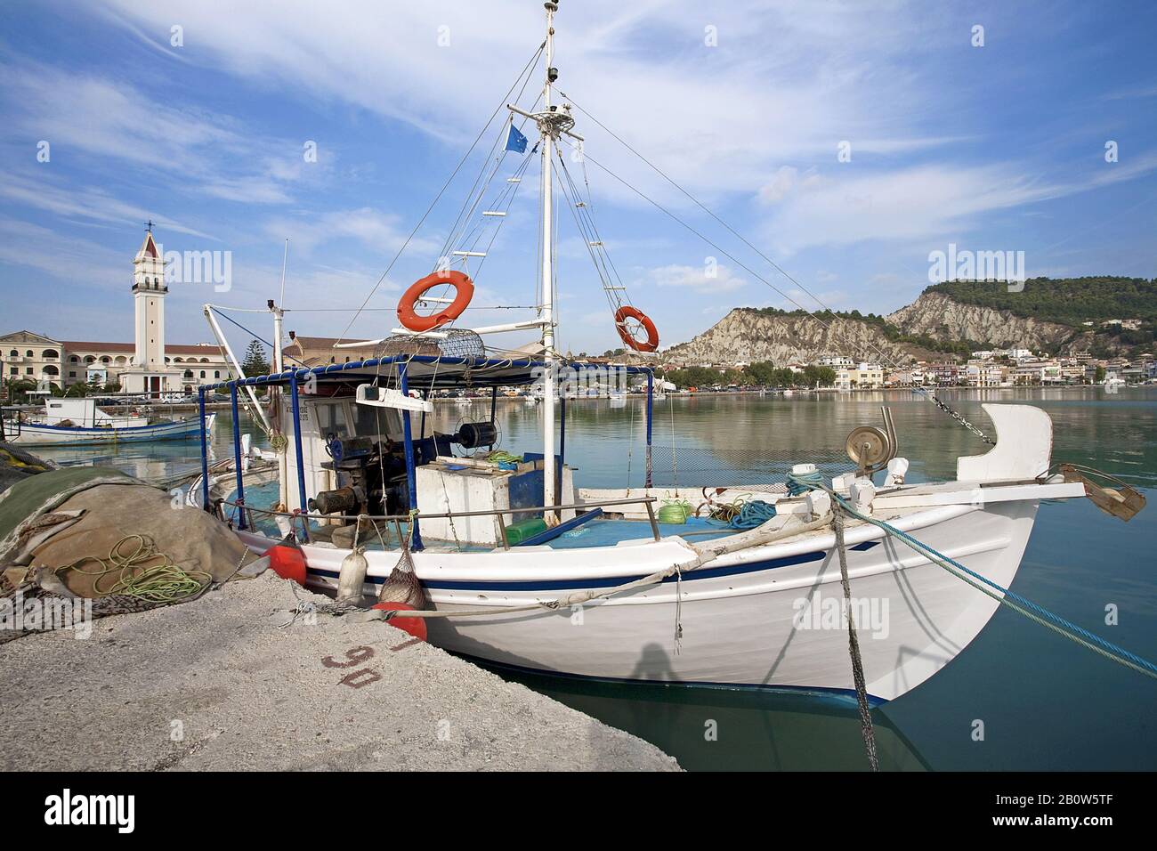 Bateau de pêche au port, derrière la cathédrale Agios Dionysios, la ville de Zante, l'île de Zante, Grèce Banque D'Images
