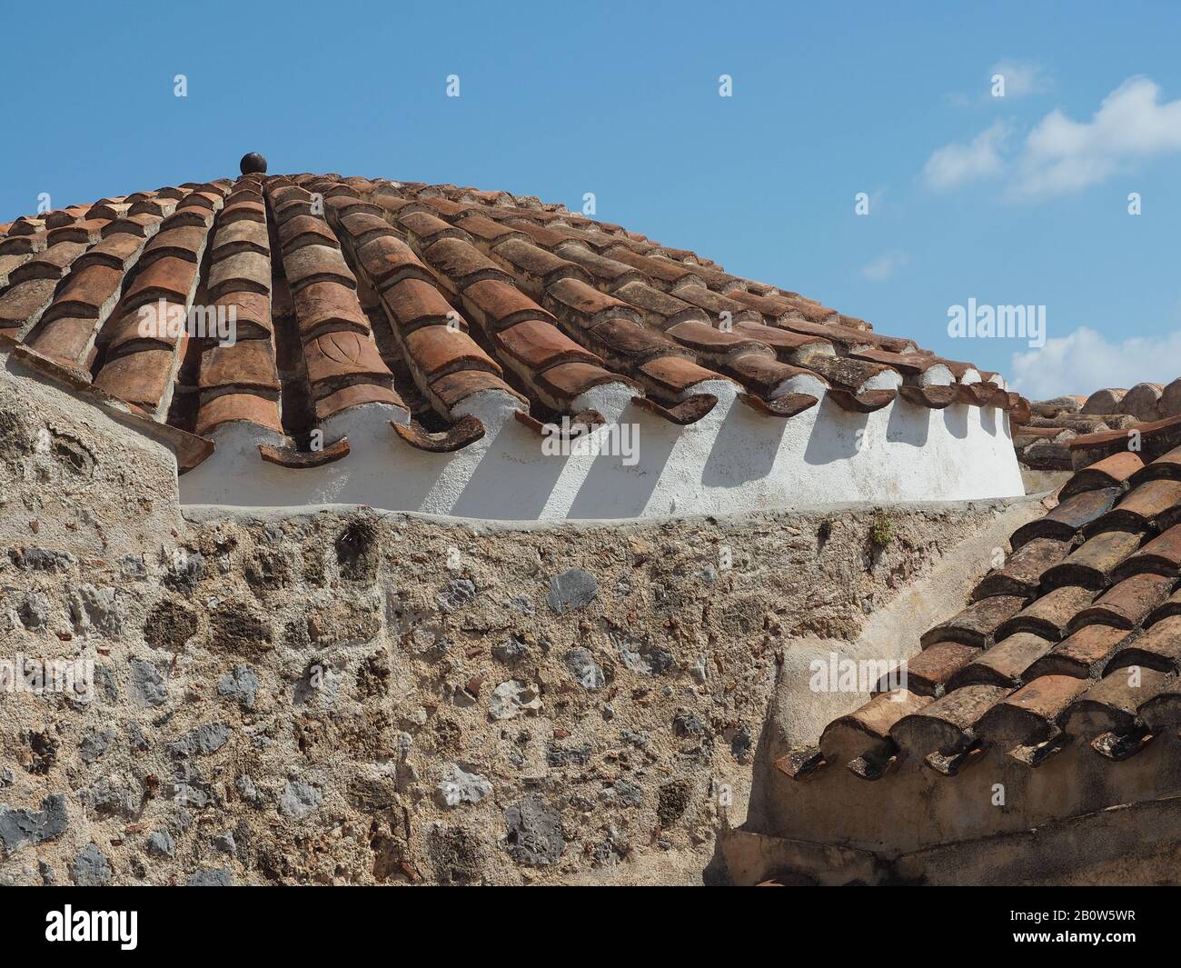 Détail de la toiture en dôme de l'église de Christos Elkomenos dans la ville fortifiée de Monemvasia, Laconia, Péloponnèse, Grèce contre un ciel bleu. Banque D'Images