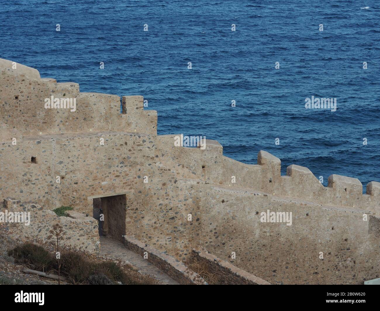 Mur de pierre de la ville fortifiée de Monemvasia, Laconia, Péloponnèse, Grèce, placé contre une mer bleue. Banque D'Images