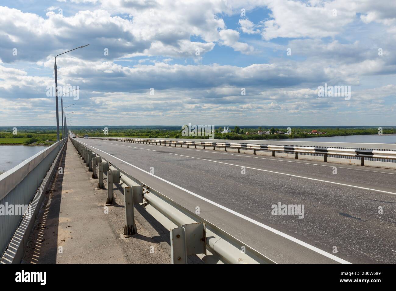 Pont au-dessus de la rivière Severnaya Dvina, Kotlas, région d'Arkhangelsk, Russie Banque D'Images