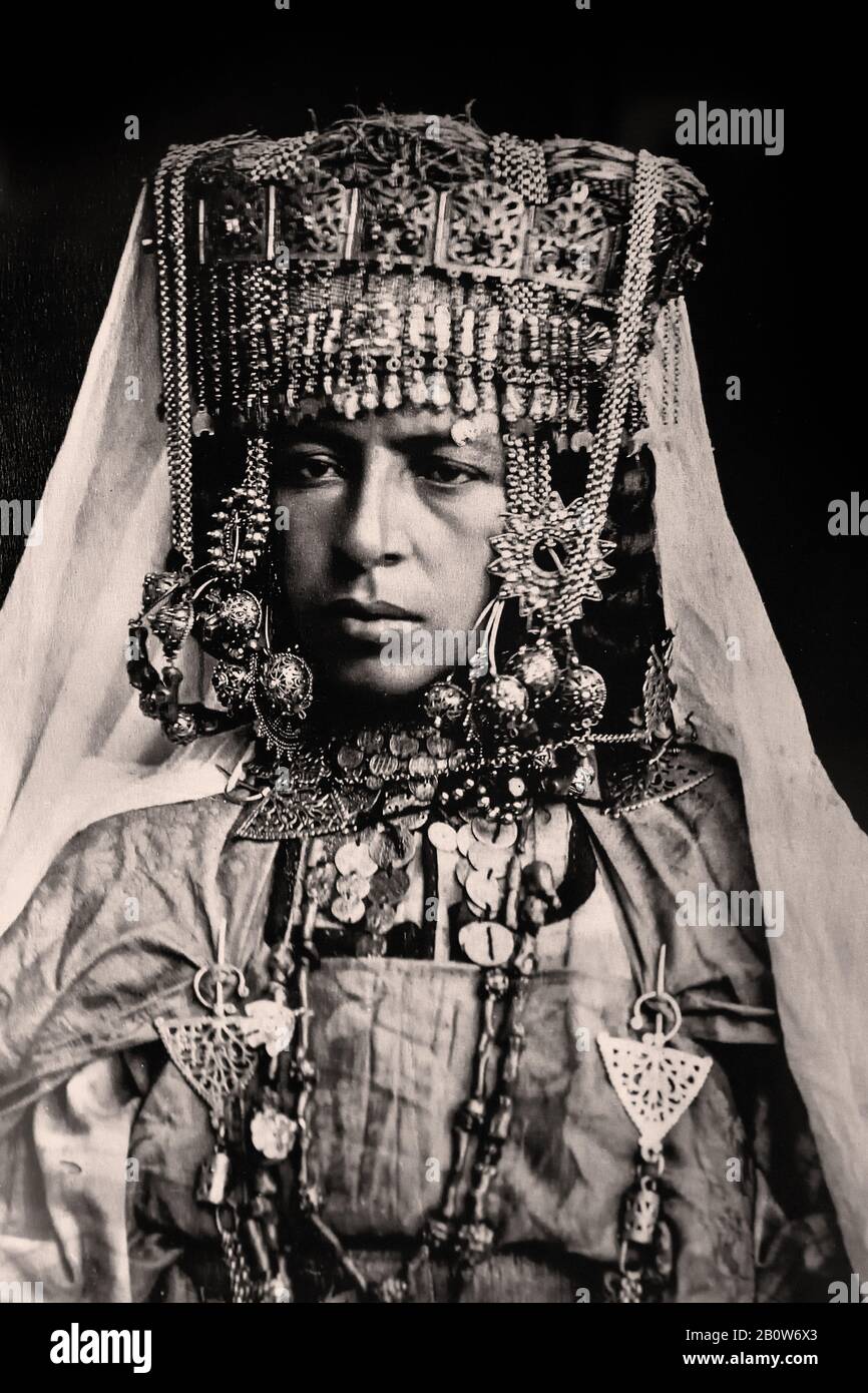 Kabylian Woman 1880 Kabyle People - Berber People et ethnie indigène à Kabylia dans le nord de l'Algérie, se propagent à travers les montagnes de l'Atlas. Banque D'Images