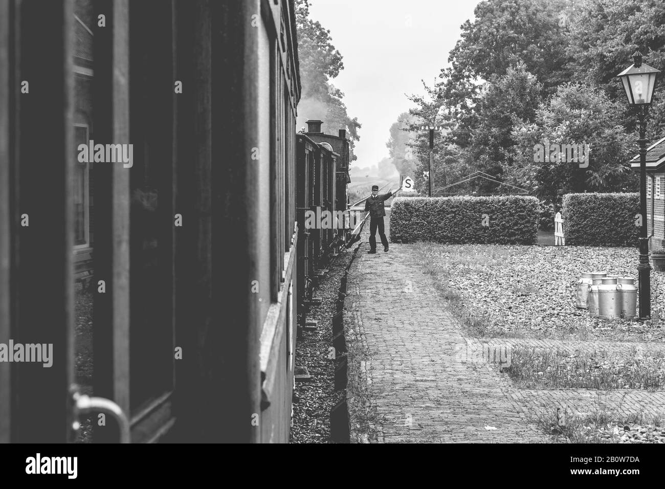 Authentique train à vapeur aventures à travers le nord de la Hollande. L'ère révolue, y compris le conducteur sur la plate-forme. Banque D'Images