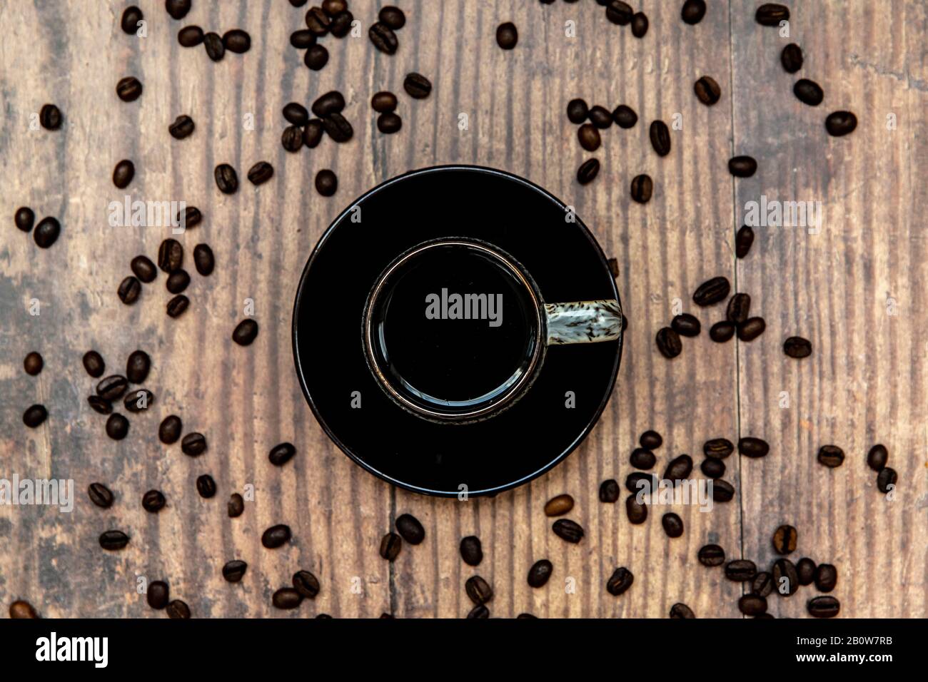 Tasse de café et de haricots sur table en bois Banque D'Images