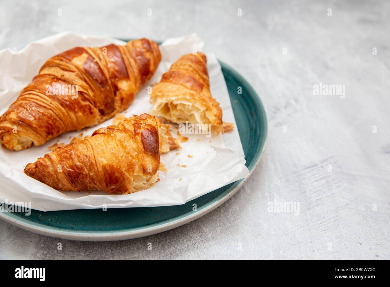 Assiette de croissants, entiers et brisés en deux Banque D'Images