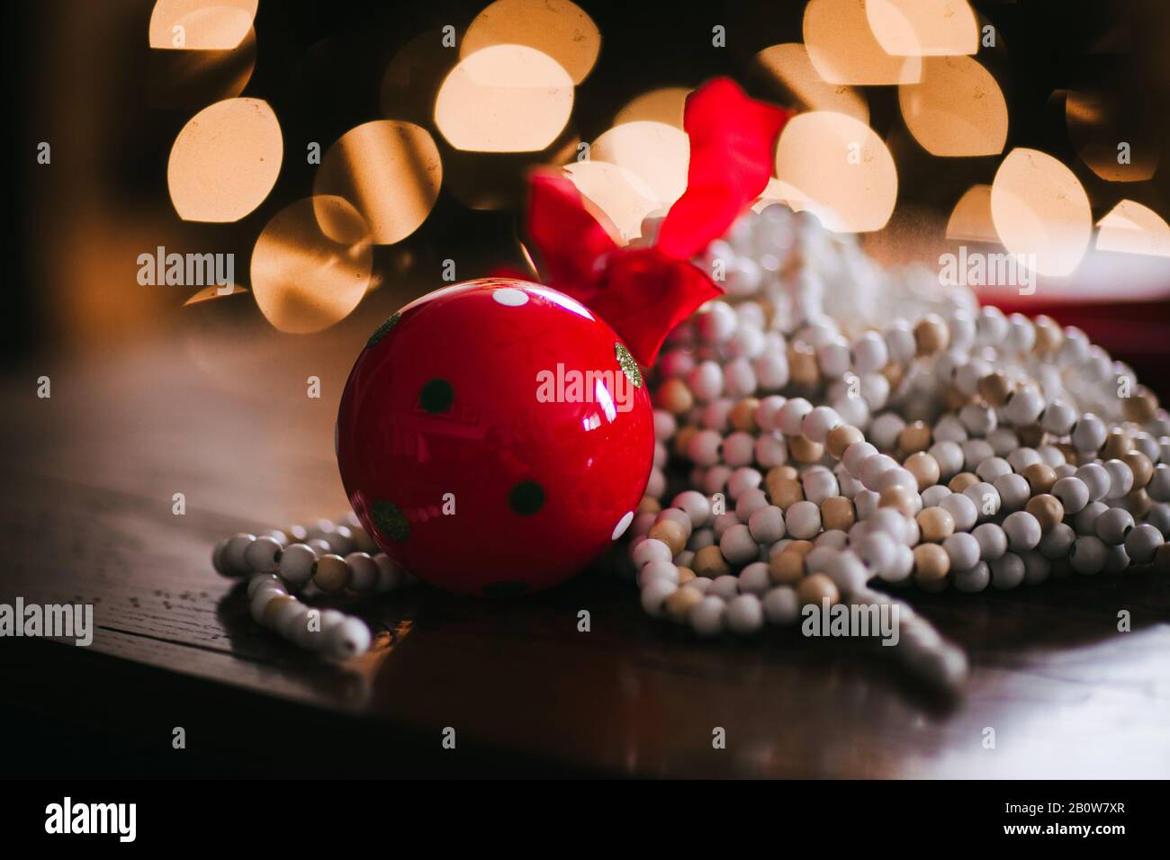 Décorations de Noël, cloche rouge et cordes de perles Banque D'Images