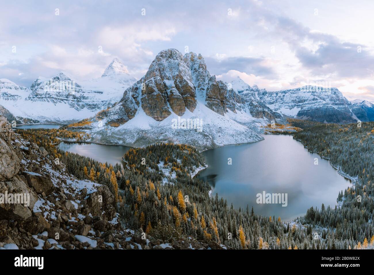 Vue panoramique sur le mont Assiniboine et le pic de Sunburst, Great Divide, Rocheuses canadiennes, Alberta, Canada Banque D'Images