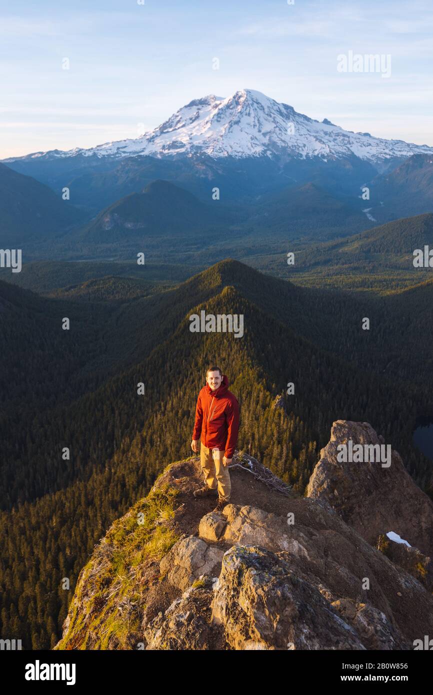 Randonnée masculine sur un sommet dans le parc national du Mont Rainier. Banque D'Images