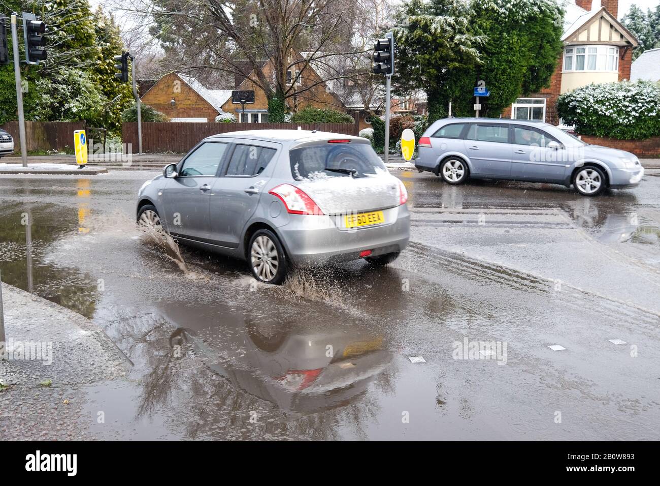 véhicule à travers une grande flaque Banque D'Images