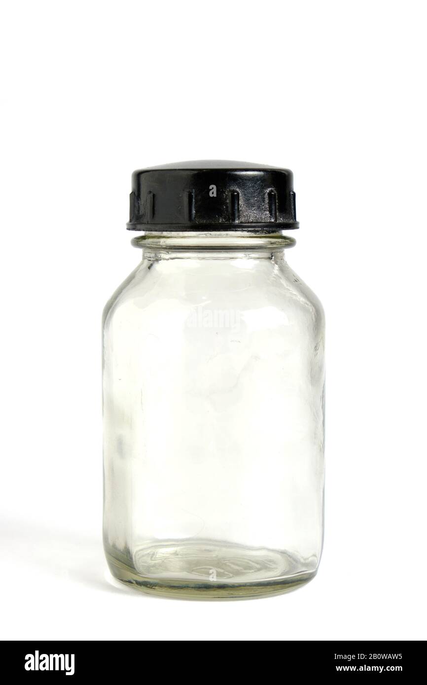 Vieille bouteille vide de médicaments sur fond blanc Banque D'Images