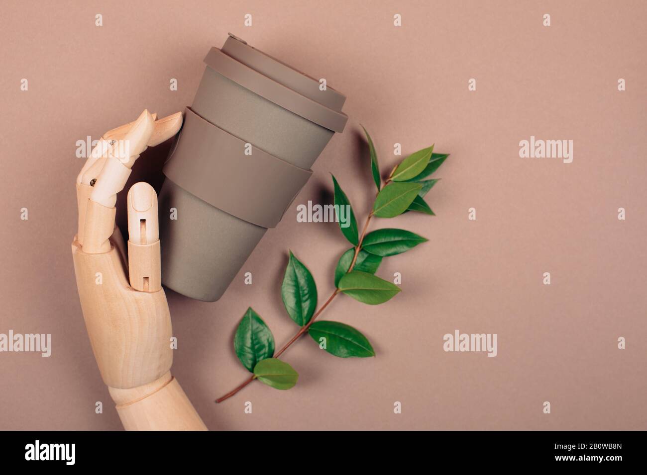 Main en bois réutilisables holding tasse de café. Concept de plastique et zéro déchets vivant Banque D'Images