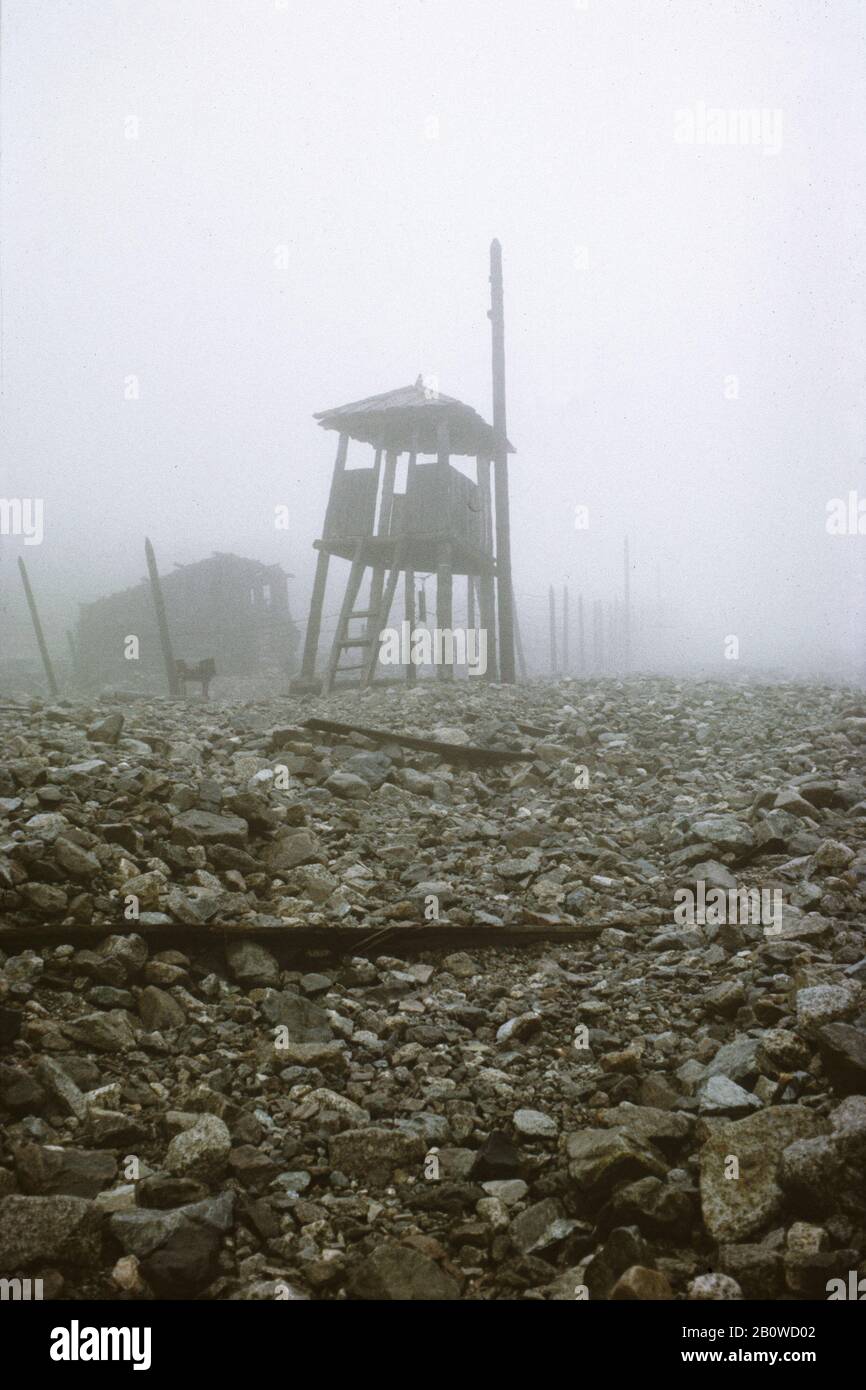 Ruines abandonnées du camp de Mramorny du système de camps de travail forcé de Gulag dans les montagnes de Kodar dans la région de Transbaikal en Sibérie, en Russie. Le camp a été établi en janvier 1949 à environ 2 150 mètres d'altitude au-dessus du niveau de la mer pour desservir la mine d'uranium voisine. Les prisonniers politiques du régime soviétique ont travaillé ici dans les conditions extrêmement difficiles forcées de vivre dans de grandes tentes en toile même en hiver. Le camp a été fermé en octobre 1951 parce que les réserves d'uranium ont été épuisées ici. La photographie a été prise en août 1994. Banque D'Images