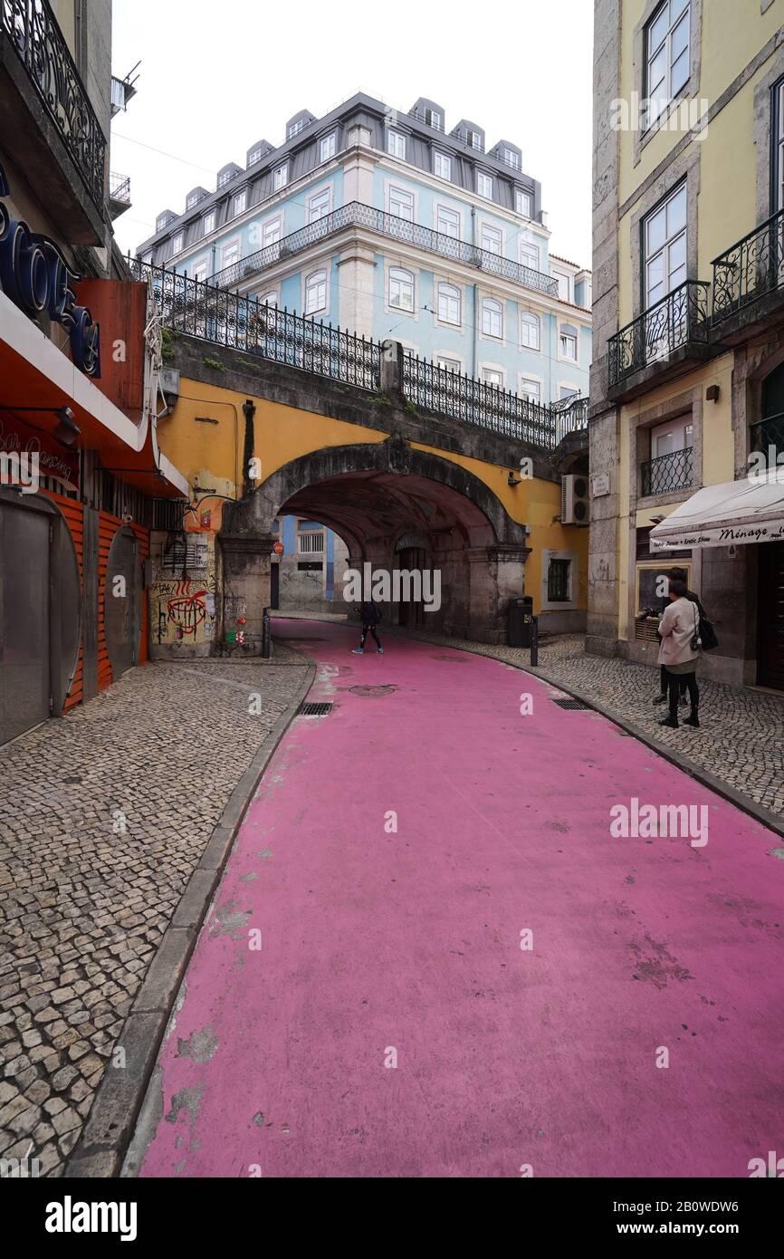 La rue Pink à Cais do Sodre, Lisbonne, Portugal, pendant la journée. Banque D'Images