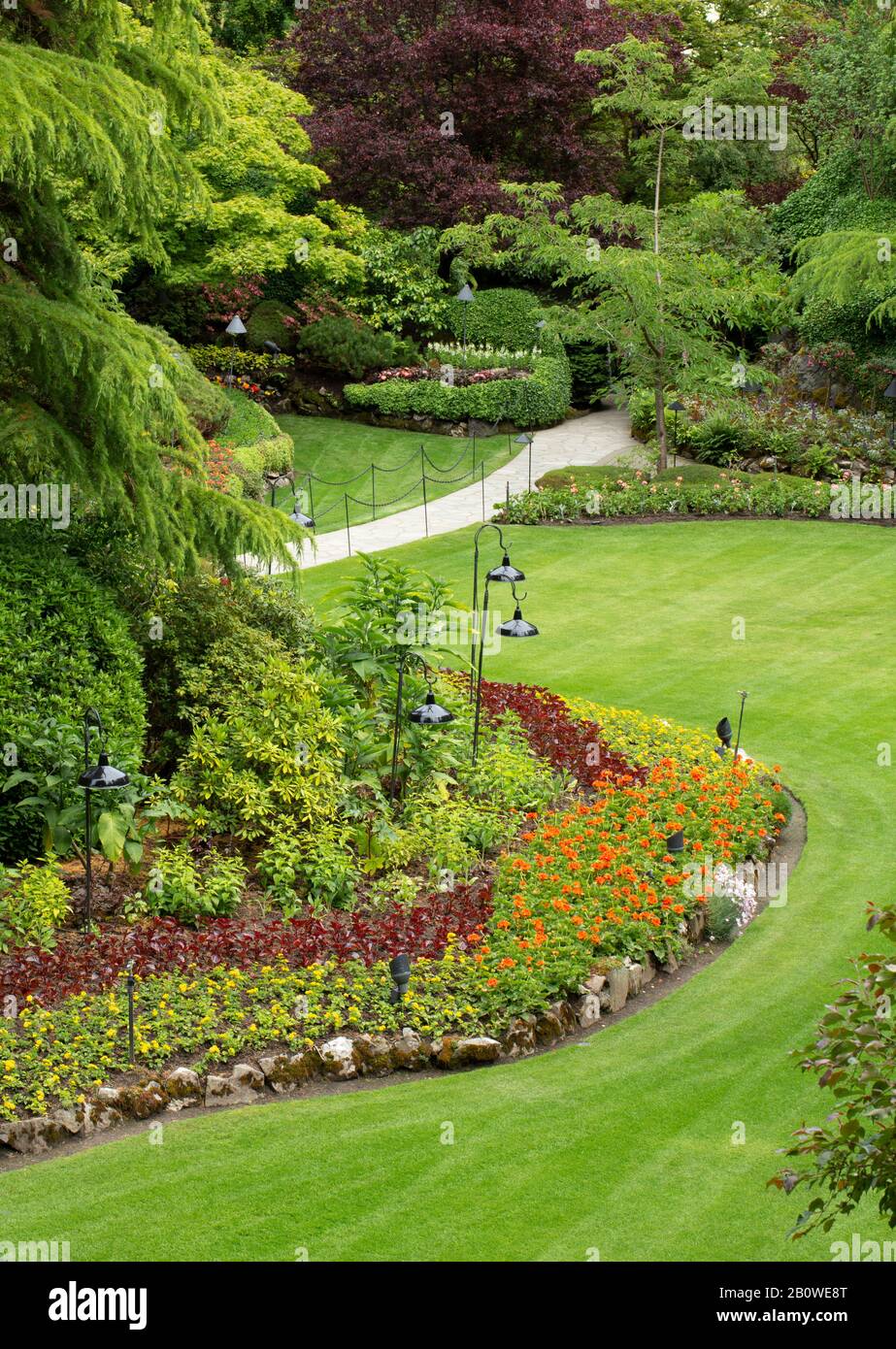 vue sur un jardin luxuriant fleuri Banque D'Images