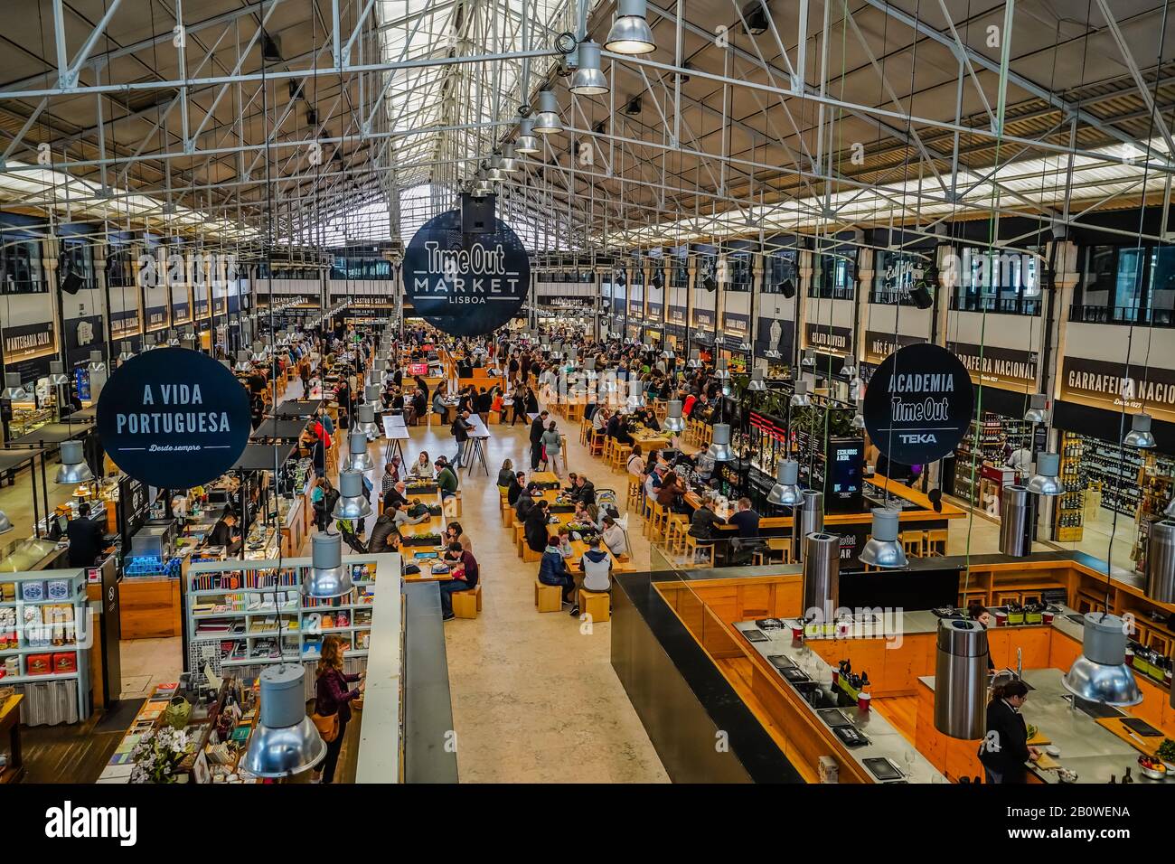 Time Out Market est un court de restauration ouvert et spacieux avec un grand choix de restaurants internationaux avec des sièges de style familial à l'intérieur de Mercado da Ribeira à Cai Banque D'Images