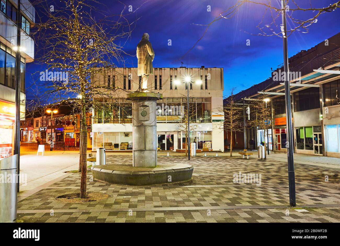 Centre-ville de Swindon avec statue du Royaume d'Isambard Brunel illuminée la nuit Banque D'Images
