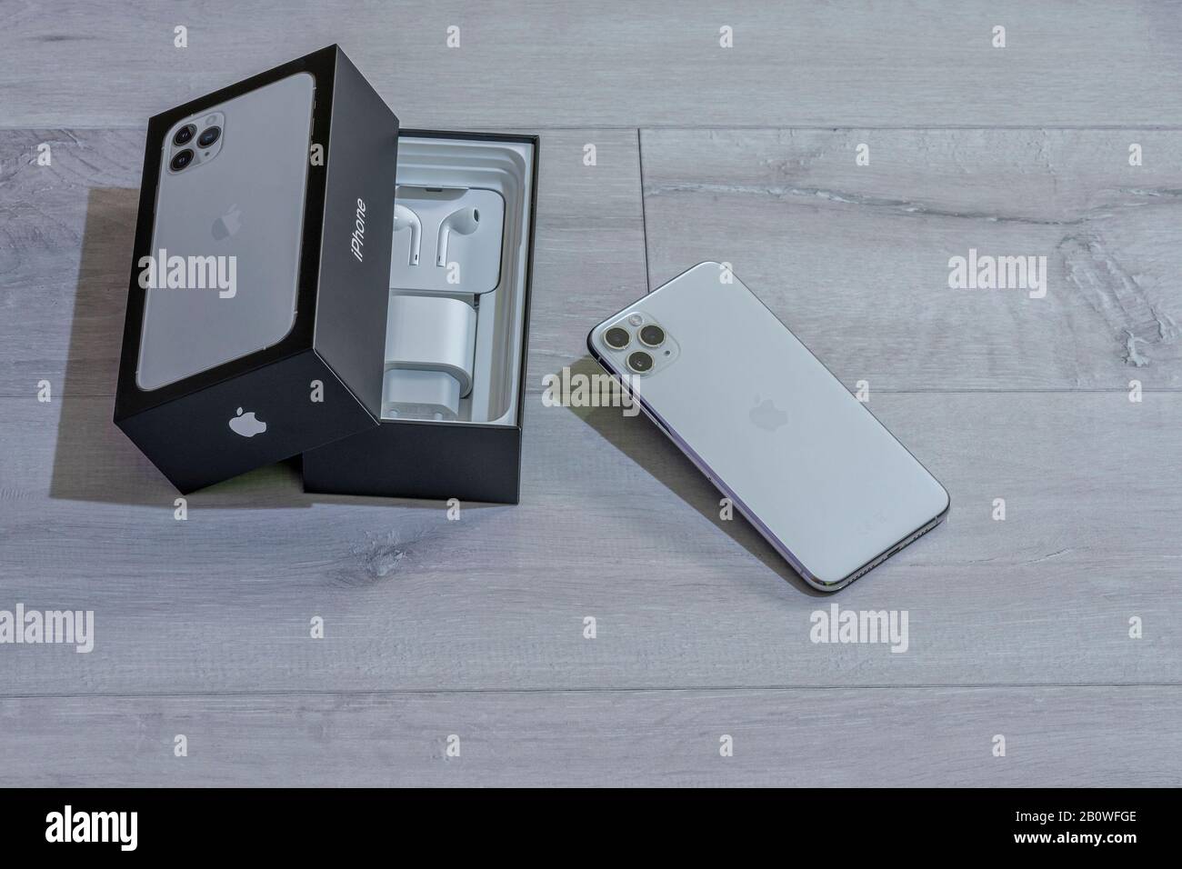 Zajecar, Serbie - 21 février 2020: A Gray i Phone 11 pro max vient d'être acheté et déballé dans un magasin à Zajecar, Serbie. Banque D'Images