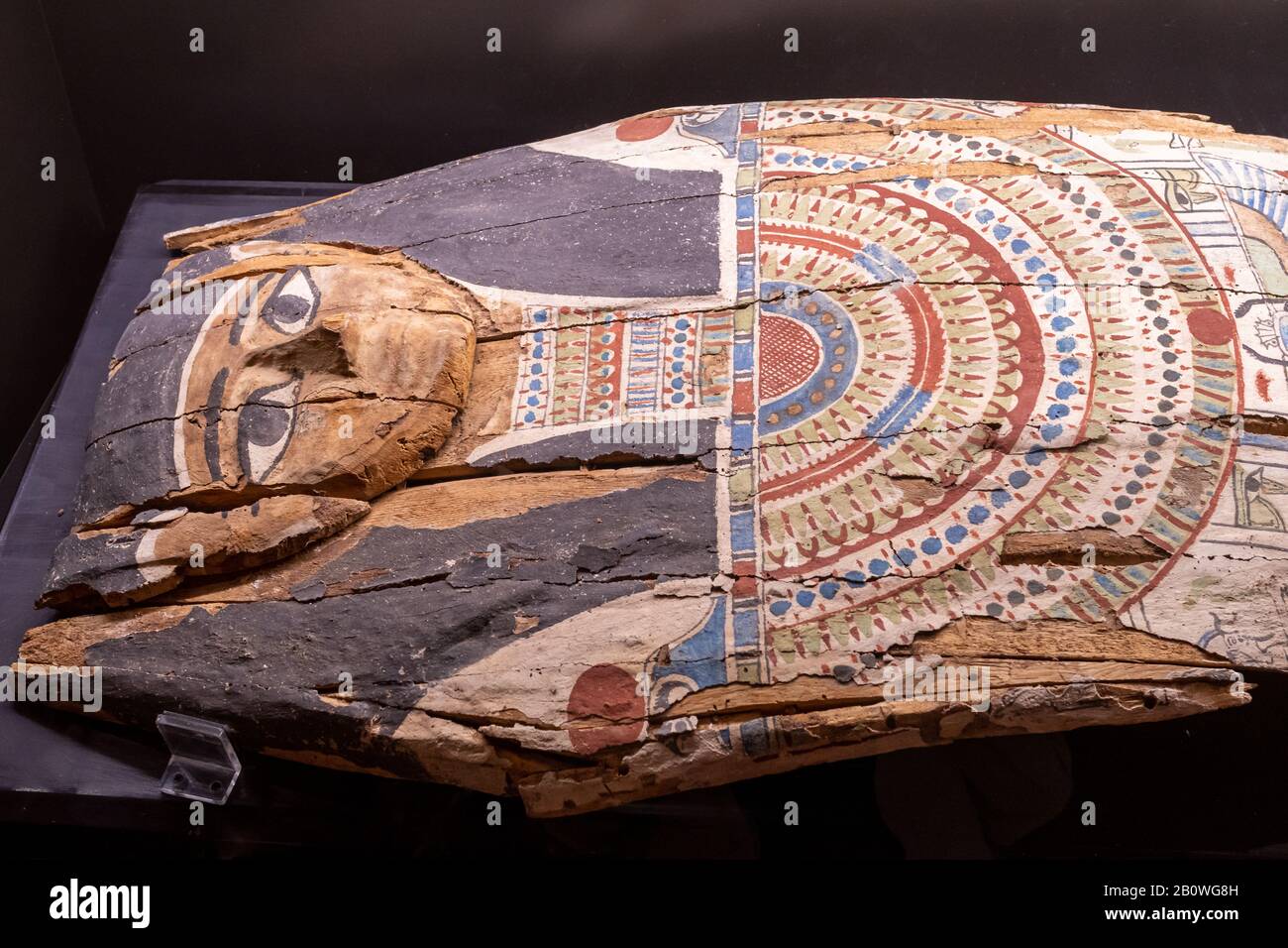 Couvercle de cercueil égyptien exposé au Haslemere Museum, Surrey, Royaume-Uni, datant d'environ 500 BC à 200 BC. Banque D'Images