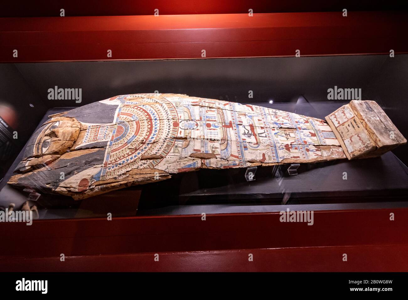 Couvercle de cercueil égyptien exposé au Haslemere Museum, Surrey, Royaume-Uni, datant d'environ 500 BC à 200 BC. Banque D'Images