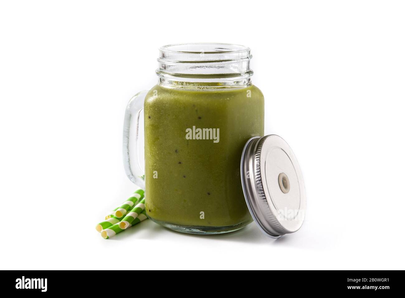 Smoothie vert sain avec épinards, menthe, kiwi, gingembre et vert isolés sur fond blanc Banque D'Images