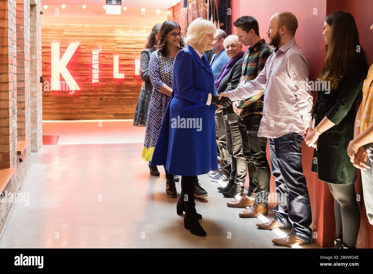 HRH Camilla, duchesse de Cornwall rencontre le personnel du théâtre lors de la visite du Kiln Theatre à Brant, Londres, Angleterre. Banque D'Images