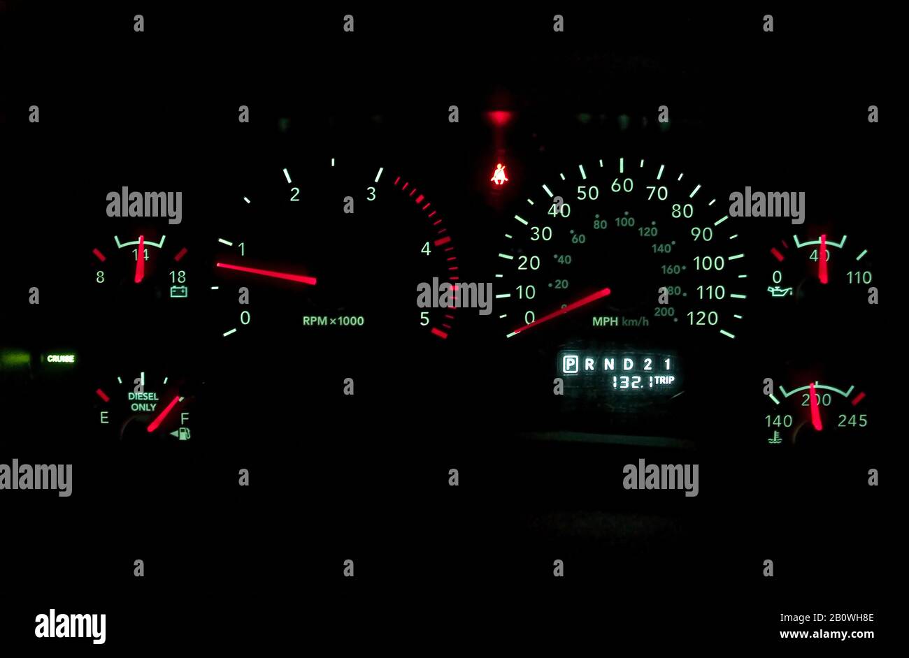 Un tableau de bord automobile s'allume. Banque D'Images