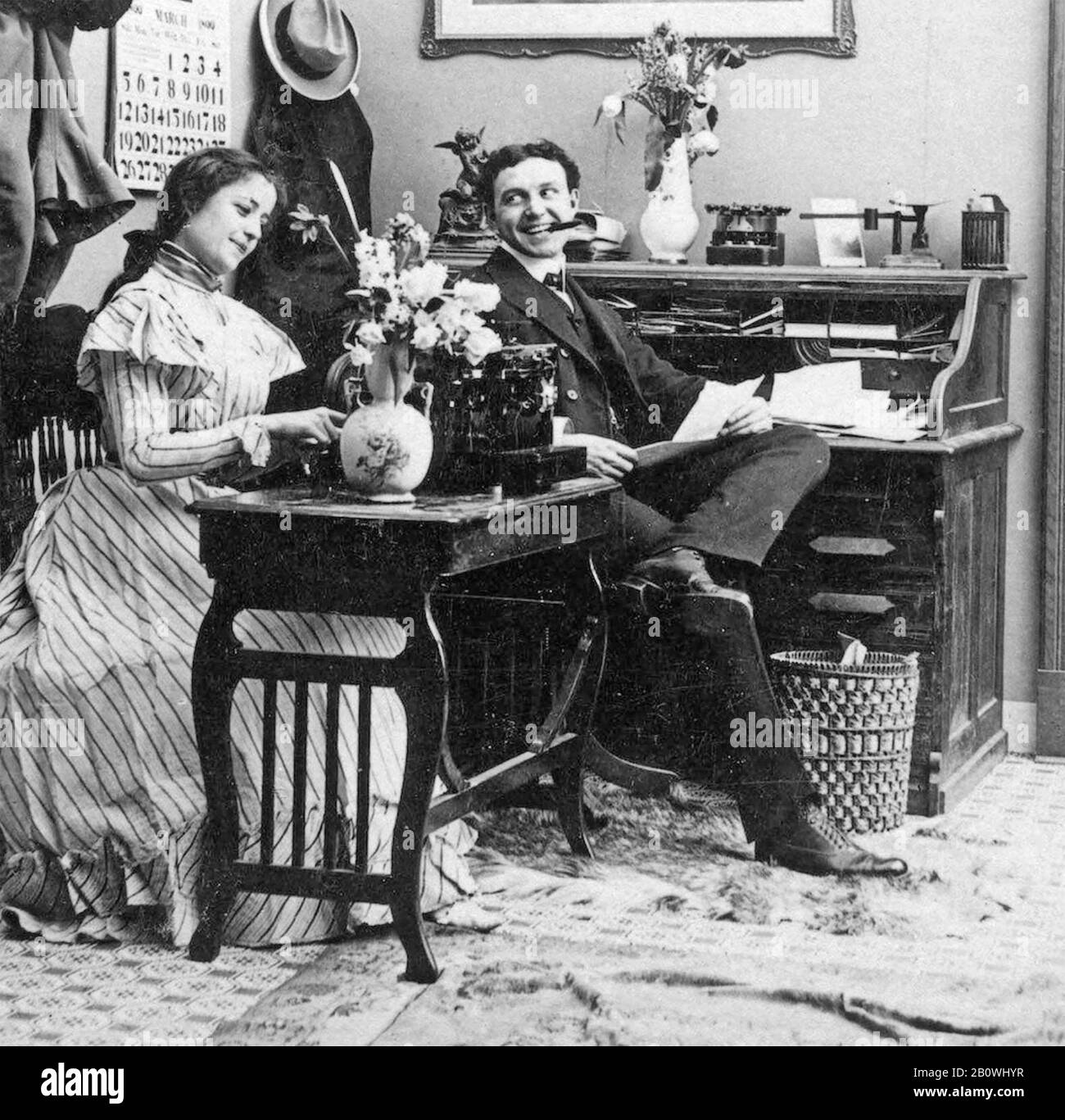 SCÈNE DU BUREAU victorien datée de 1899 par le calendrier sur le mur Banque D'Images