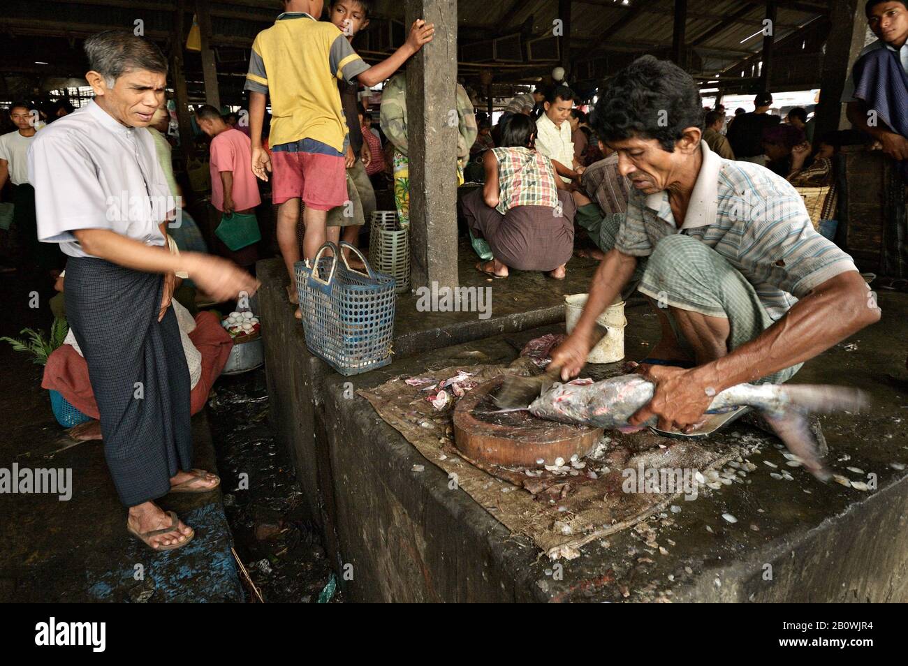 Client et poissonnier du marché aux poissons de Sittwe, État de Rakhine, Myanmar Banque D'Images