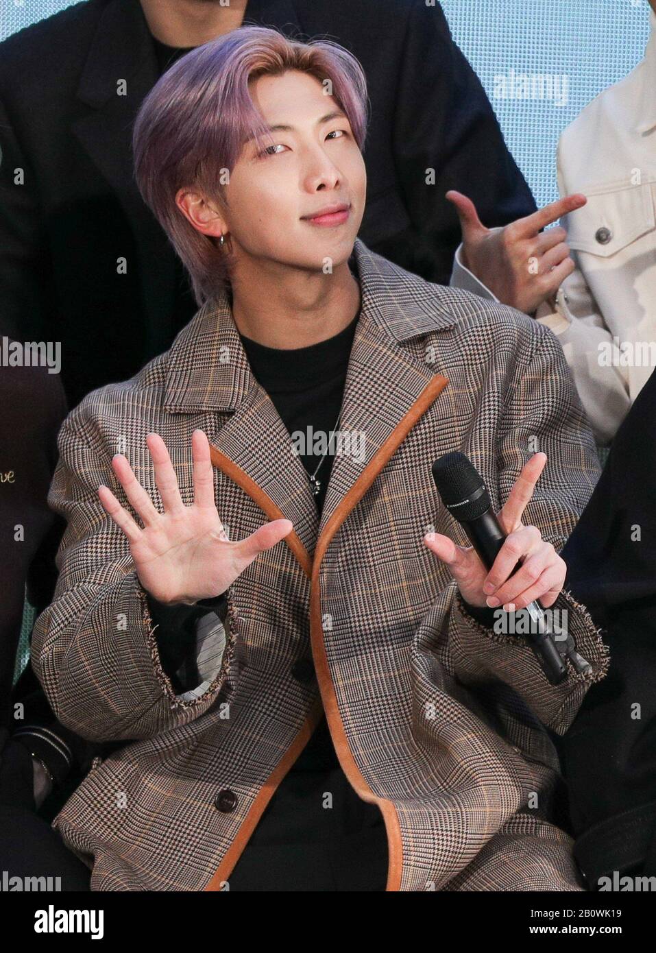 New York, NY, États-Unis. 21 février 2020. RM lors d'une présentation publique de BTS Live Interview sur le salon NBC Today Show, Rockefeller Center Today Show Plaza, New York, NY le 21 février 2020. Crédit : Cj Rivera/Everett Collection/Alay Live News Banque D'Images