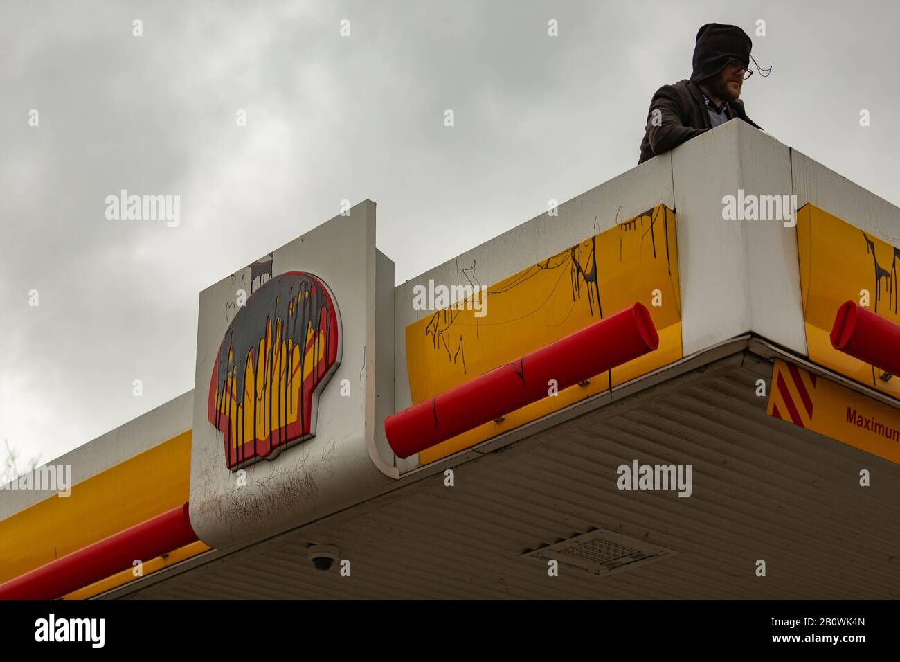 Cambridge, Royaume-Uni. 21 février 2020. Les défenseurs de l'environnement de la rébellion de l'extinction se trouvent sur le toit du garage Shell, Newnham Road, Cambridge. Le groupe proteste sur Shell et ses dommages environnementaux. Au moins quatre personnes sont sur le toit, on pense qu'un manifestant est super collé au fascia. Penelope Barritt/Alay Live News Banque D'Images