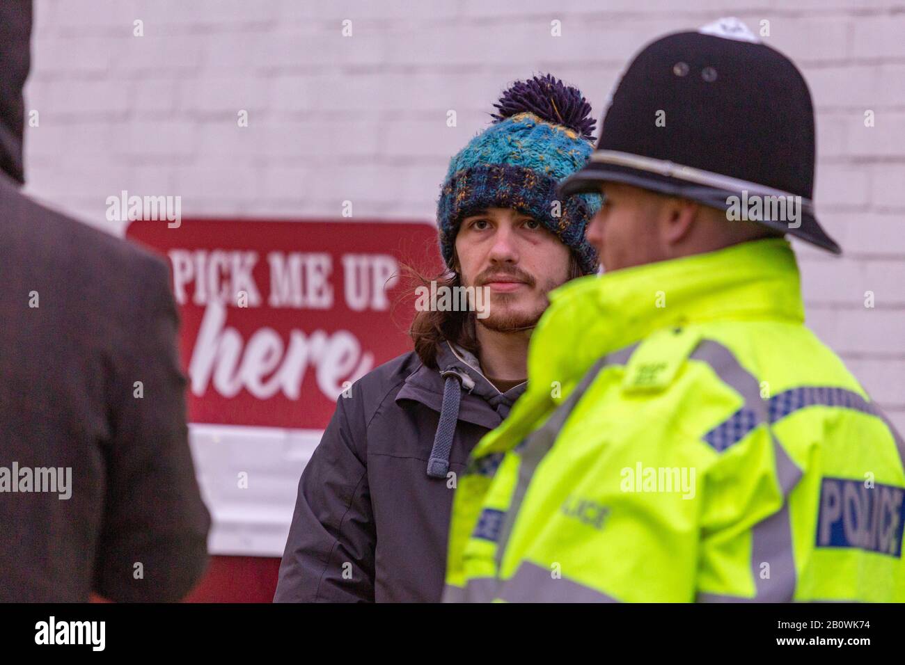 Cambridge, Royaume-Uni. 21 février 2020. Un activiste de extinction Rebellion est détenu par la police devant la station-service Shell sur Newnham Road. Le groupe souligne la dépendance aux combustibles fossiles et l’inaction climatique. Présence policière sur les lieux. Penelope Barritt/Alamy Live News Banque D'Images