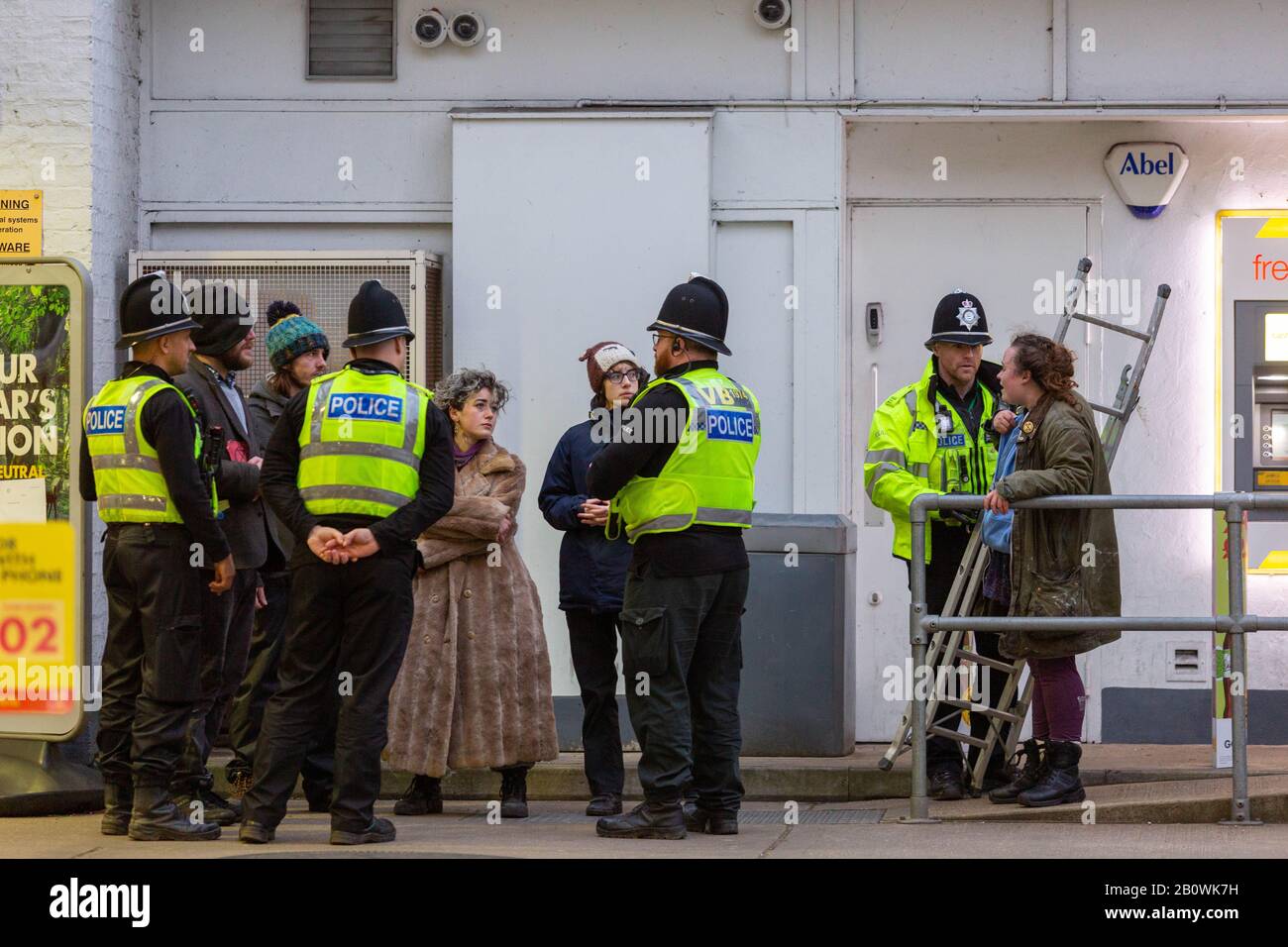Cambridge, Royaume-Uni. 21 février 2020. Les policiers arrêtent des militants du climat lors d'une manifestation contre l'extinction Rebellion devant le garage Shell SELECT sur Newnham Road, Cambridge. La manifestation a ciblé les infrastructures de combustibles fossiles et a attiré une présence policière visible. Penelope Barritt/Alamy Live News Banque D'Images