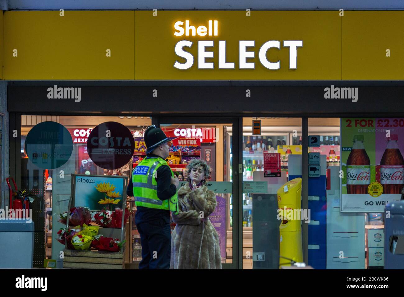 Cambridge, Royaume-Uni. 21 février 2020. Un militant pour le climat est détenu par la police lors d'une manifestation contre l'extinction Rebellion au Shell SELECT garage sur Newnham Road, Cambridge. La manifestation ciblait les infrastructures de combustibles fossiles, appelant à une action climatique urgente. La scène comprenait des éléments de protestation théâtrale, des engagements de la police et des perturbations symboliques des opérations des stations-service. Penelope Barritt/Alamy Live News Banque D'Images