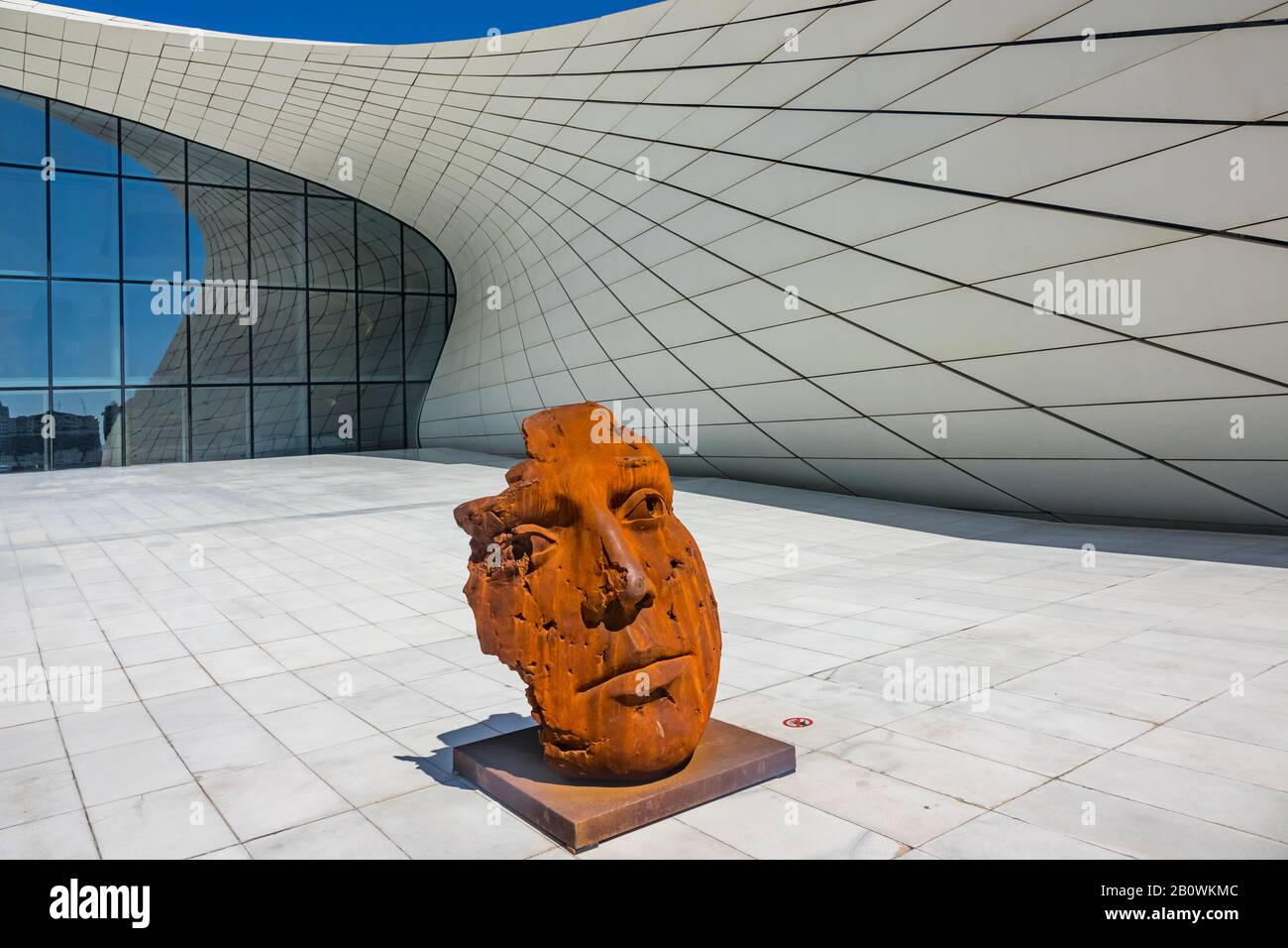 Sculpture d'un visage humain à l'extérieur du Centre culturel Heydar Aliyev à Bakou en Azerbaïdjan Banque D'Images