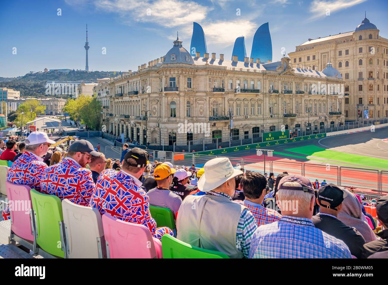 Les spectateurs regardent la course de Formule 1 du Grand Prix d'Azerbaïdjan dans le centre-ville de Bakou en Azerbaïdjan Banque D'Images