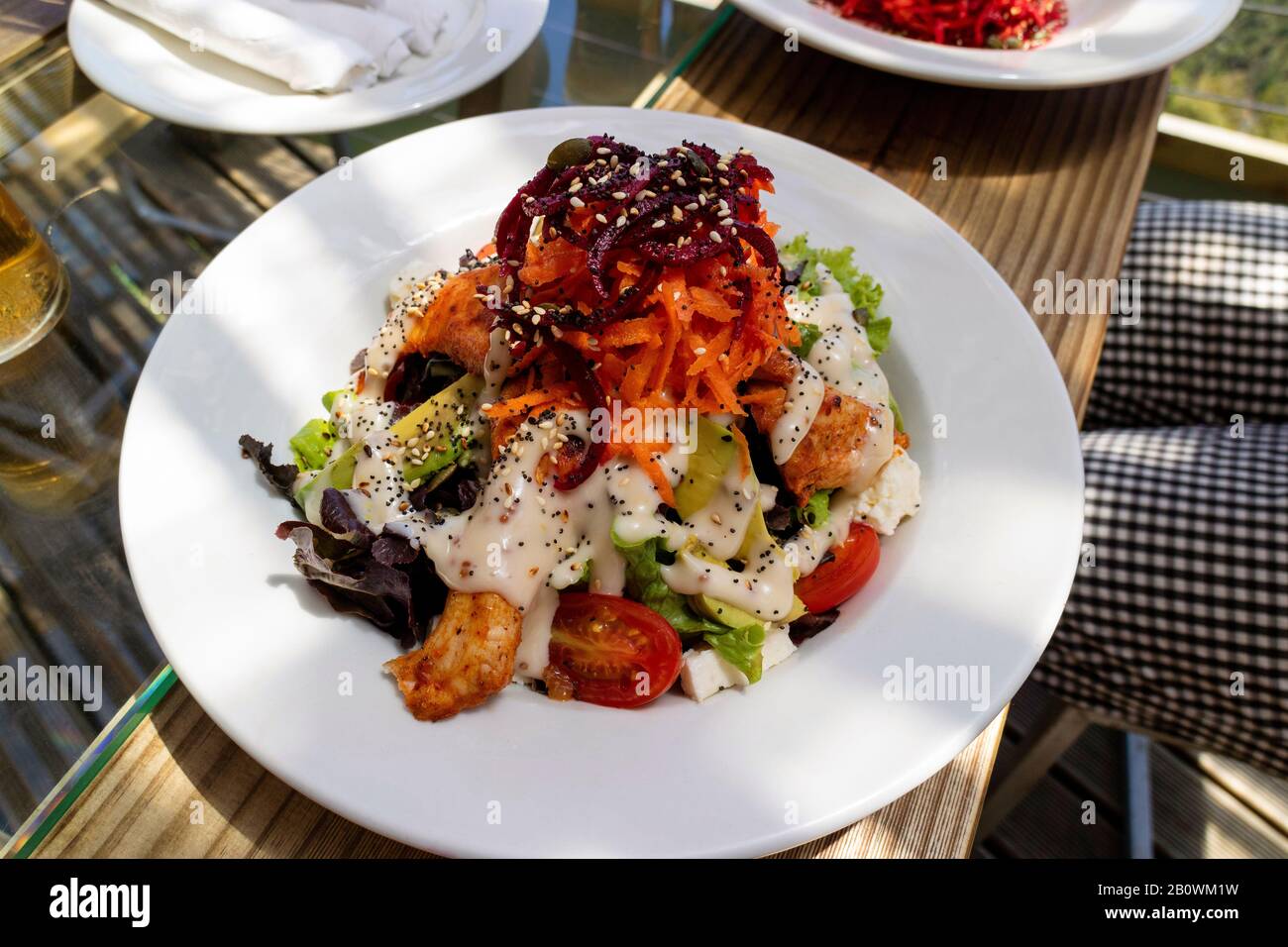 Le Cap Occidental, Afrique Du Sud. Déc 2019. Les clients ont une vue sur une délicieuse salade de crevettes sur une table à manger. Banque D'Images