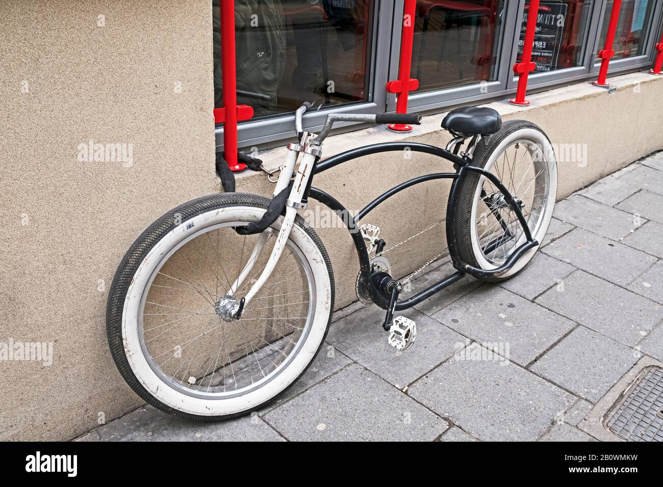 Un vélo personnalisé stationné à l'extérieur d'un café dans le centre de Bristol, au Royaume-Uni. Banque D'Images