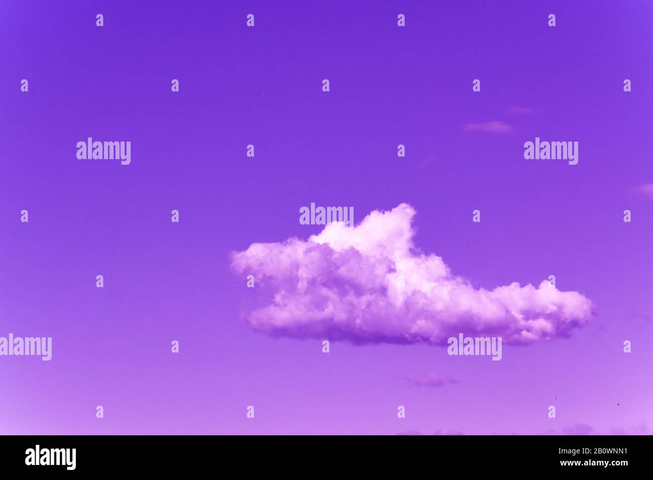Nuage unique dans le ciel bleu-violet Banque D'Images