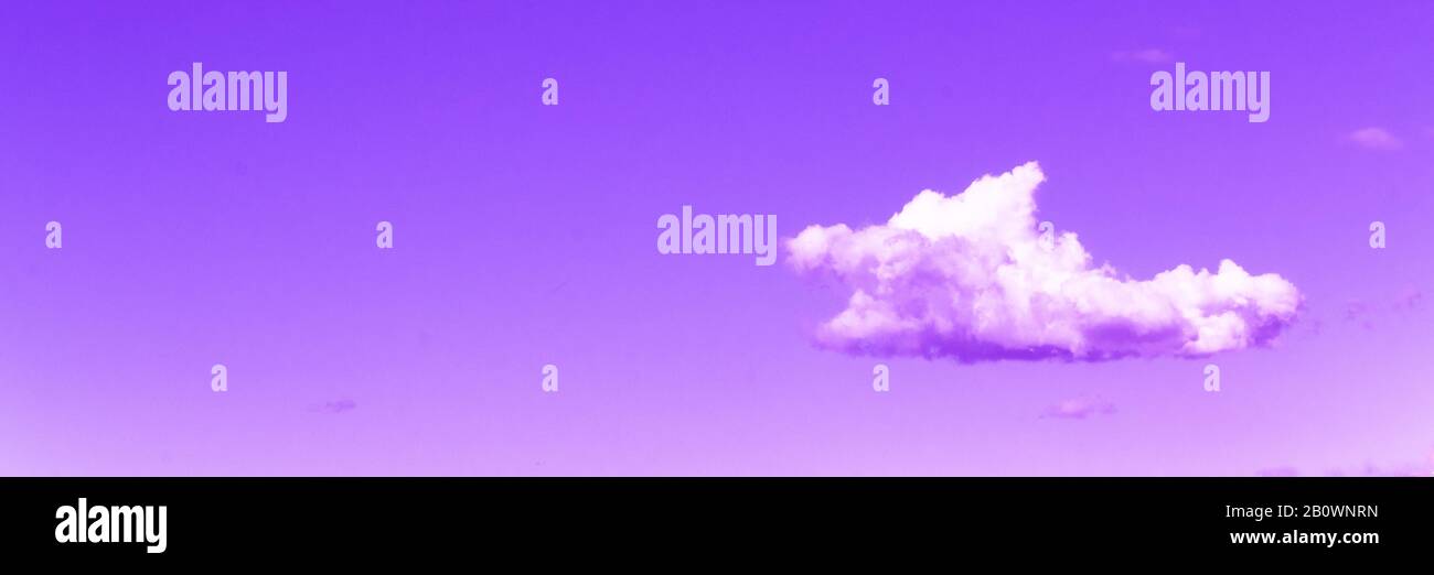 Nuage unique dans le ciel bleu-violet Banque D'Images